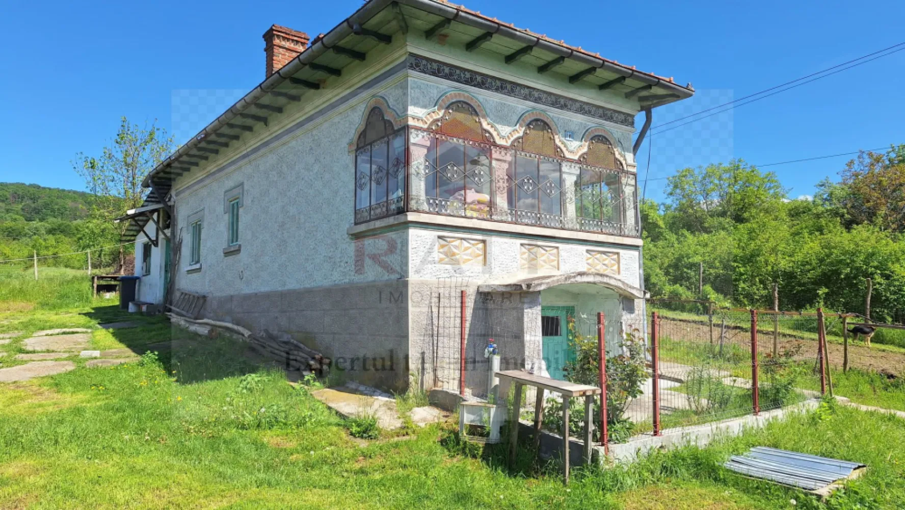 Casa de Vanzare Baiculesti Arges - Proprietatea este situată în comuna Băiculești, județul Argeș, într-o zonă liniștită, cu acces facil către Curtea de Argeș și principalele artere de circulație. Locația oferă un cadru natural plăcut, ideal pentru familii care își doresc confort și intimitate. 🏠 Detalii imobil Tip imobil: Casă/Vilă individuală Compartimentare: 4 camere spațioase, living generos, bucătărie. Teren aferent: curte proprie, cu posibilitate de amenajare grădină sau spațiu de relaxare Structură: zidărie din cărămidă, fundație solidă. 🌟 Avantaje Zonă liniștită, aer curat, aproape de natură Acces rapid către oraș și facilități urbane Spațiu generos, ideal pentru familii sau pentru cei care doresc o casă de vacanță Investiție sigură, cu potențial de creștere a valorii în timp }}