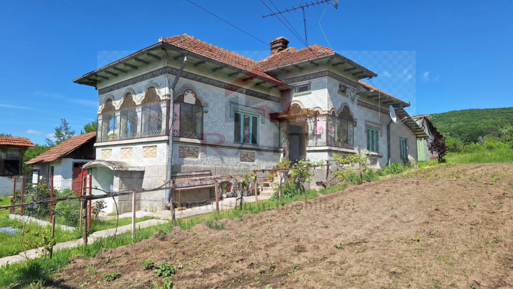 Casa de Vanzare Baiculesti Arges - Proprietatea este situată în comuna Băiculești, județul Argeș, într-o zonă liniștită, cu acces facil către Curtea de Argeș și principalele artere de circulație. Locația oferă un cadru natural plăcut, ideal pentru familii care își doresc confort și intimitate. 🏠 Detalii imobil Tip imobil: Casă/Vilă individuală Compartimentare: 4 camere spațioase, living generos, bucătărie. Teren aferent: curte proprie, cu posibilitate de amenajare grădină sau spațiu de relaxare Structură: zidărie din cărămidă, fundație solidă. 🌟 Avantaje Zonă liniștită, aer curat, aproape de natură Acces rapid către oraș și facilități urbane Spațiu generos, ideal pentru familii sau pentru cei care doresc o casă de vacanță Investiție sigură, cu potențial de creștere a valorii în timp }}