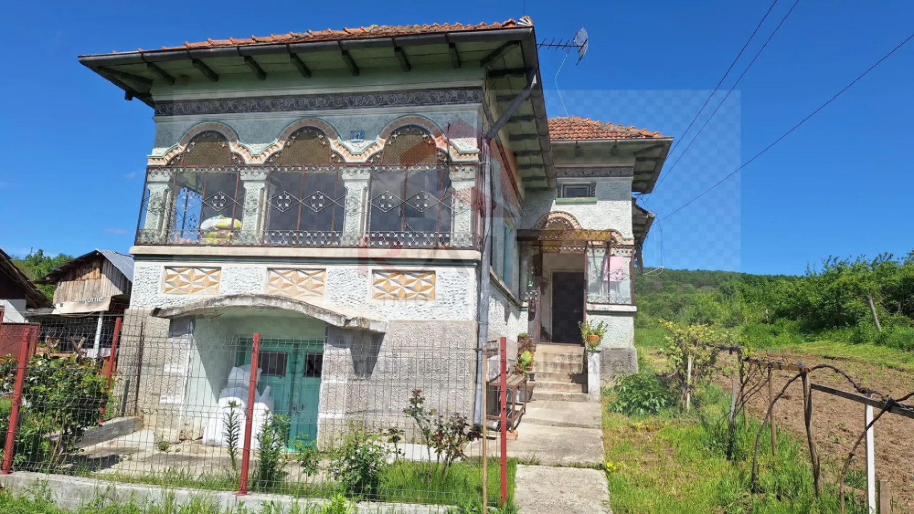 Casa de Vanzare Baiculesti Arges - Proprietatea este situată în comuna Băiculești, județul Argeș, într-o zonă liniștită, cu acces facil către Curtea de Argeș și principalele artere de circulație. Locația oferă un cadru natural plăcut, ideal pentru familii care își doresc confort și intimitate. 🏠 Detalii imobil Tip imobil: Casă/Vilă individuală Compartimentare: 4 camere spațioase, living generos, bucătărie. Teren aferent: curte proprie, cu posibilitate de amenajare grădină sau spațiu de relaxare Structură: zidărie din cărămidă, fundație solidă. 🌟 Avantaje Zonă liniștită, aer curat, aproape de natură Acces rapid către oraș și facilități urbane Spațiu generos, ideal pentru familii sau pentru cei care doresc o casă de vacanță Investiție sigură, cu potențial de creștere a valorii în timp }}