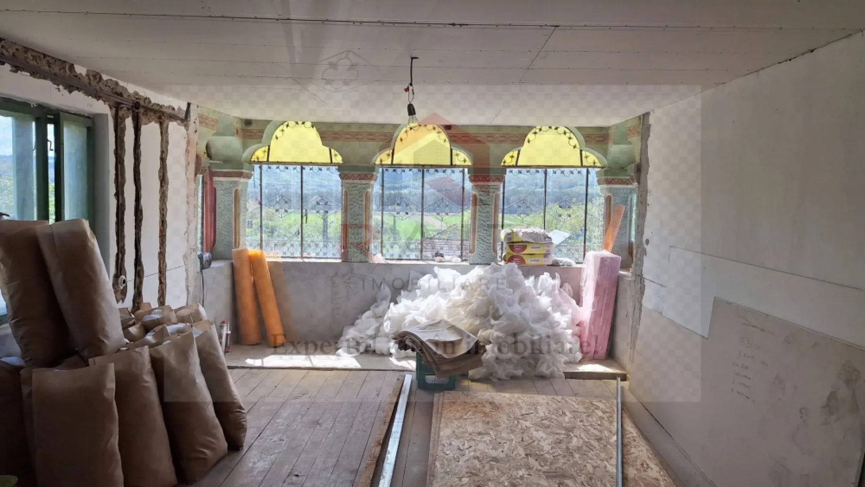 Casa de Vanzare Baiculesti Arges - Proprietatea este situată în comuna Băiculești, județul Argeș, într-o zonă liniștită, cu acces facil către Curtea de Argeș și principalele artere de circulație. Locația oferă un cadru natural plăcut, ideal pentru familii care își doresc confort și intimitate. 🏠 Detalii imobil Tip imobil: Casă/Vilă individuală Compartimentare: 4 camere spațioase, living generos, bucătărie. Teren aferent: curte proprie, cu posibilitate de amenajare grădină sau spațiu de relaxare Structură: zidărie din cărămidă, fundație solidă. 🌟 Avantaje Zonă liniștită, aer curat, aproape de natură Acces rapid către oraș și facilități urbane Spațiu generos, ideal pentru familii sau pentru cei care doresc o casă de vacanță Investiție sigură, cu potențial de creștere a valorii în timp }}