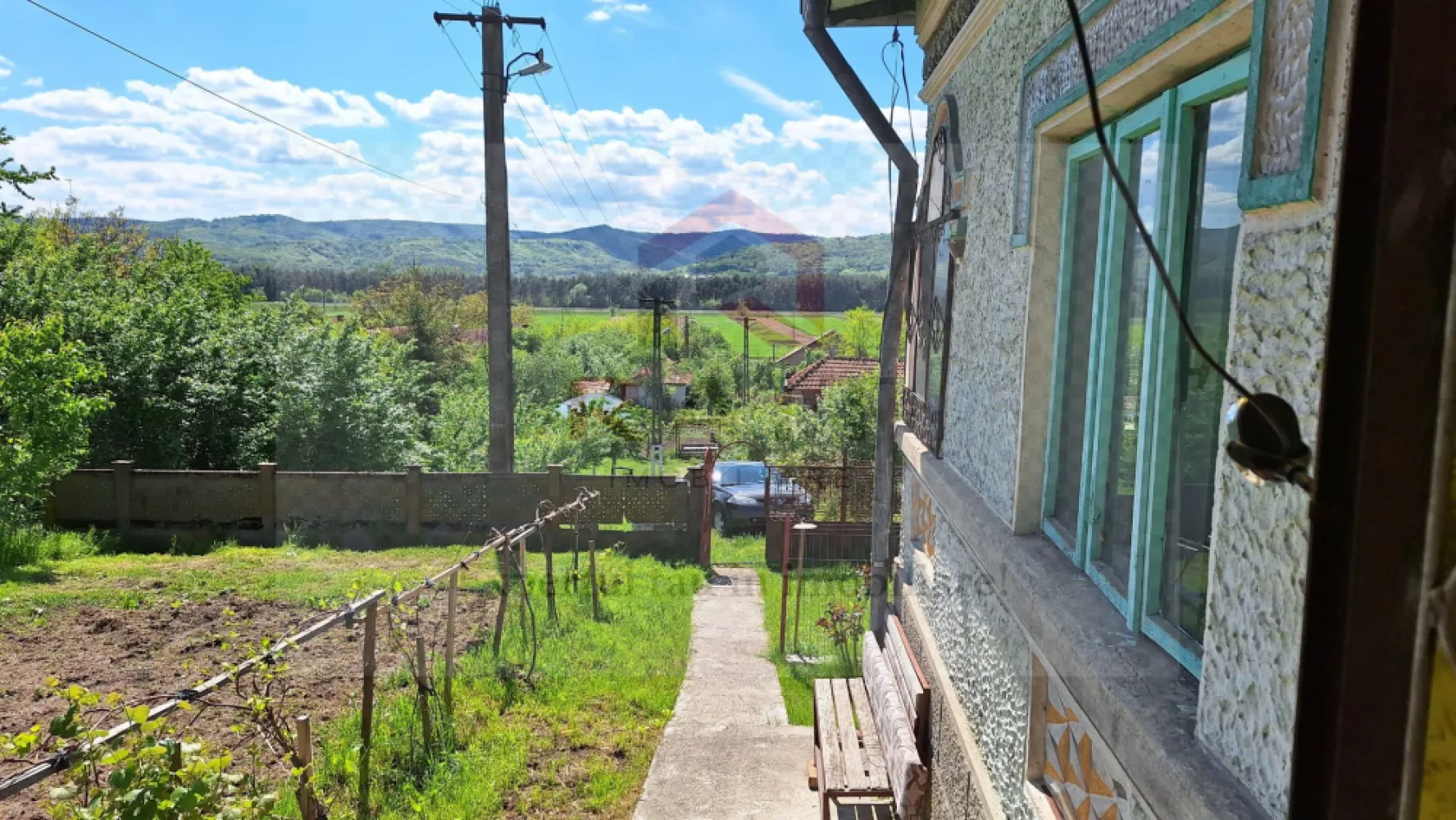 Casa de Vanzare Baiculesti Arges - Proprietatea este situată în comuna Băiculești, județul Argeș, într-o zonă liniștită, cu acces facil către Curtea de Argeș și principalele artere de circulație. Locația oferă un cadru natural plăcut, ideal pentru familii care își doresc confort și intimitate. 🏠 Detalii imobil Tip imobil: Casă/Vilă individuală Compartimentare: 4 camere spațioase, living generos, bucătărie. Teren aferent: curte proprie, cu posibilitate de amenajare grădină sau spațiu de relaxare Structură: zidărie din cărămidă, fundație solidă. 🌟 Avantaje Zonă liniștită, aer curat, aproape de natură Acces rapid către oraș și facilități urbane Spațiu generos, ideal pentru familii sau pentru cei care doresc o casă de vacanță Investiție sigură, cu potențial de creștere a valorii în timp }}