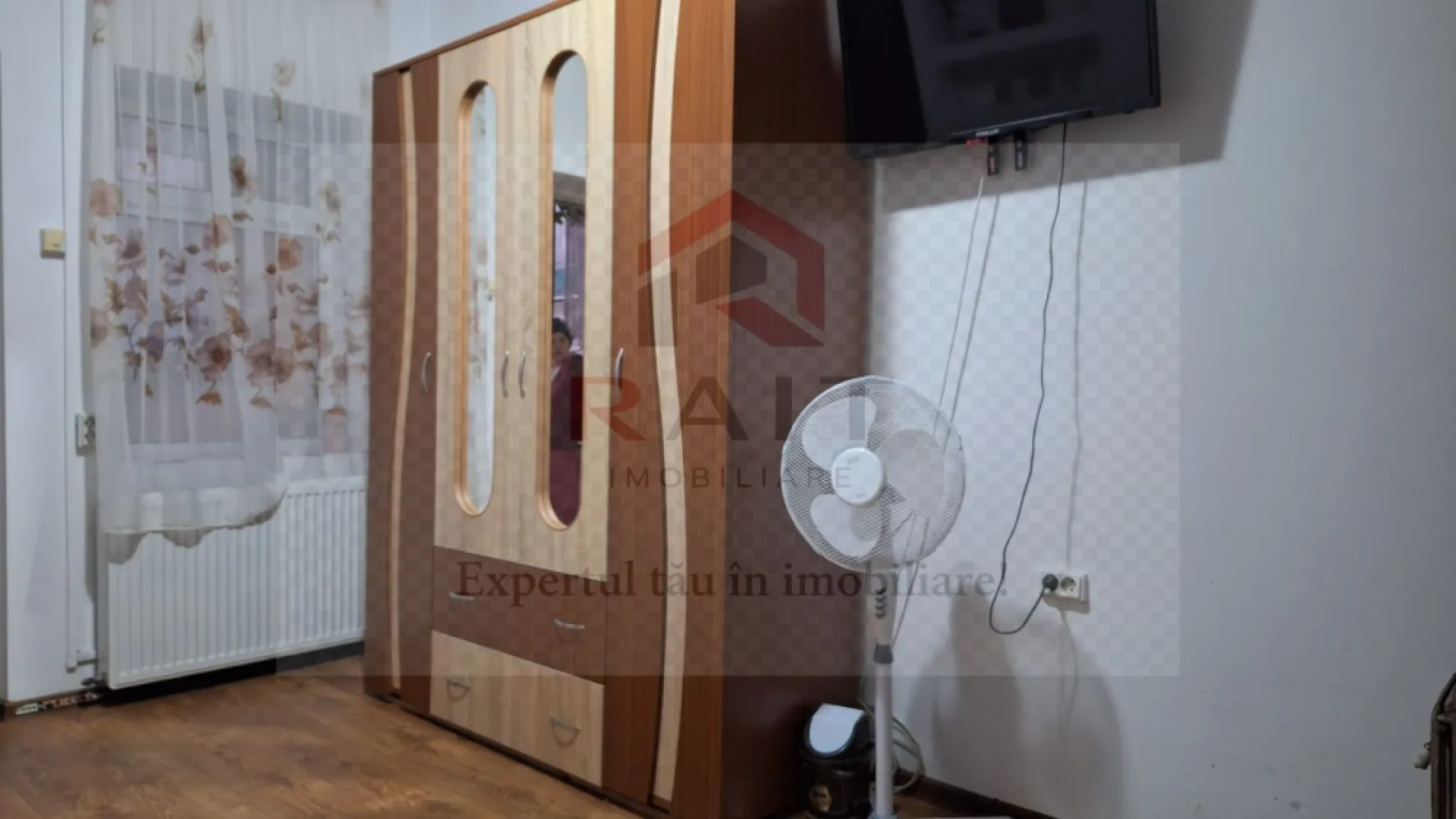 Casa de vanzare Curtea de Arges - Această proprietate situată în centrul orașului Curtea de Argeș este compusă din 2 camere și se află într-o zonă accesibilă și liniștită, vis-a-vis de Judecătoria Curtea de Argeș, la intrare în centrul istoric al orașului. Aceasta poate fi ideală pentru diverse activități profesionale, cum ar fi birou, cabinet de avocatură, notariat sau contabilitate. Cu o structură solidă și amplasarea strategică, proprietatea oferă posibilități multiple de utilizare, adaptându-se ușor nevoilor tale. }}