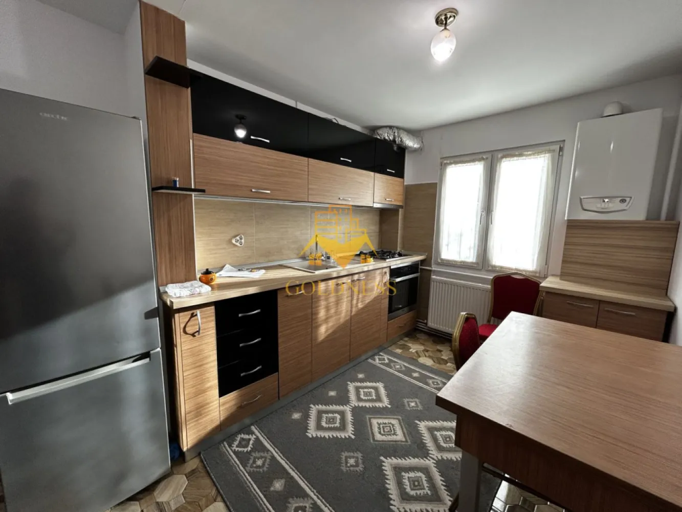 3 camere semidecomandate, Parcare, Manastur, Casa Piratilor, Minerva - GOLDNESS Imobiliare vă propune spre închiriere un apartament cu 3 camere open-space complet mobilat și utilat, la etajul 2 într-un imobil de 4 etaje, în Cartierul Manastur. Dispune de loc de parcare! Se află în apropierea stațiilor de transport în comun, magazine, restaurante, spații verzi, farmacii, etc. Apartamentul este compartimentat astfel: - 2 dormitoare cu pat matrimonial, dressing, noptiere - living cu o canapea, loc de servit masa - bucatarie open-space complet utilată și mobilată - baie cu cabina de dus, calorifer port prosop și dulap pentru depozitare. - balcon de 10 mp. Imobilul este dotat cu toate cele necesare- centrală proprie, frigider, aragaz, hotă, mașină de spălat haine, etc. Dacă sunteți interesați de acest apartament și doriți să îl vizionați, dar și pentru alte oferte nu ezitați să ne contactați telefonic sau prin e-mail. Vă stăm la dispoziție! Pentru intermediere se percepe un comision de 50% din prețul chiriei! }}
