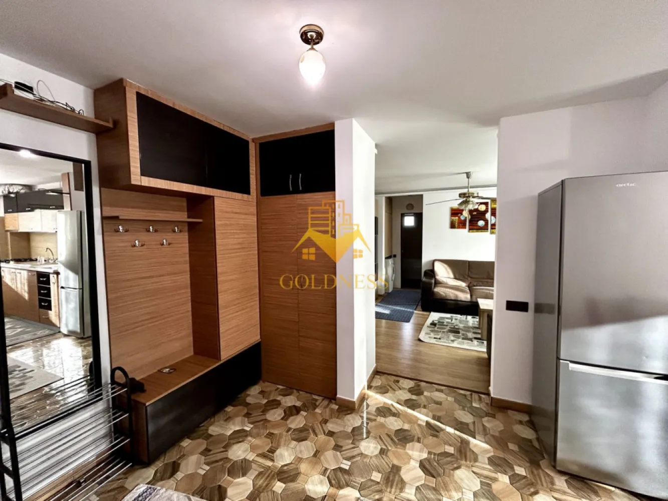 3 camere semidecomandate, Parcare, Manastur, Casa Piratilor, Minerva - GOLDNESS Imobiliare vă propune spre închiriere un apartament cu 3 camere open-space complet mobilat și utilat, la etajul 2 într-un imobil de 4 etaje, în Cartierul Manastur. Dispune de loc de parcare! Se află în apropierea stațiilor de transport în comun, magazine, restaurante, spații verzi, farmacii, etc. Apartamentul este compartimentat astfel: - 2 dormitoare cu pat matrimonial, dressing, noptiere - living cu o canapea, loc de servit masa - bucatarie open-space complet utilată și mobilată - baie cu cabina de dus, calorifer port prosop și dulap pentru depozitare. - balcon de 10 mp. Imobilul este dotat cu toate cele necesare- centrală proprie, frigider, aragaz, hotă, mașină de spălat haine, etc. Dacă sunteți interesați de acest apartament și doriți să îl vizionați, dar și pentru alte oferte nu ezitați să ne contactați telefonic sau prin e-mail. Vă stăm la dispoziție! Pentru intermediere se percepe un comision de 50% din prețul chiriei! }}
