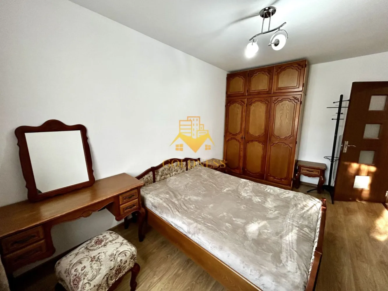 3 camere semidecomandate, Parcare, Manastur, Casa Piratilor, Minerva - GOLDNESS Imobiliare vă propune spre închiriere un apartament cu 3 camere open-space complet mobilat și utilat, la etajul 2 într-un imobil de 4 etaje, în Cartierul Manastur. Dispune de loc de parcare! Se află în apropierea stațiilor de transport în comun, magazine, restaurante, spații verzi, farmacii, etc. Apartamentul este compartimentat astfel: - 2 dormitoare cu pat matrimonial, dressing, noptiere - living cu o canapea, loc de servit masa - bucatarie open-space complet utilată și mobilată - baie cu cabina de dus, calorifer port prosop și dulap pentru depozitare. - balcon de 10 mp. Imobilul este dotat cu toate cele necesare- centrală proprie, frigider, aragaz, hotă, mașină de spălat haine, etc. Dacă sunteți interesați de acest apartament și doriți să îl vizionați, dar și pentru alte oferte nu ezitați să ne contactați telefonic sau prin e-mail. Vă stăm la dispoziție! Pentru intermediere se percepe un comision de 50% din prețul chiriei! }}