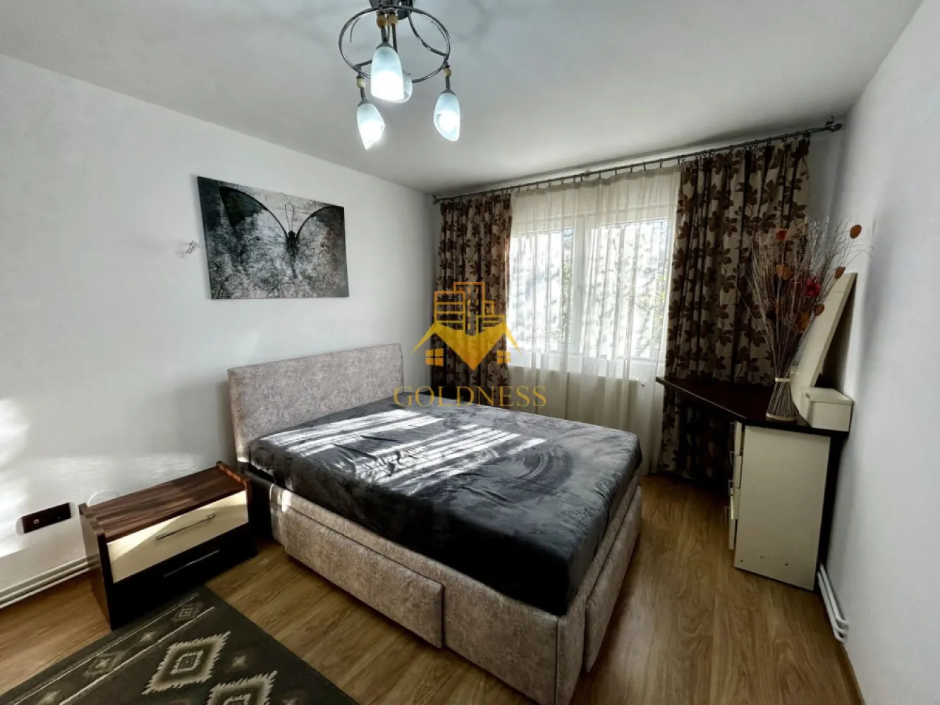 3 camere semidecomandate, Parcare, Manastur, Casa Piratilor, Minerva - GOLDNESS Imobiliare vă propune spre închiriere un apartament cu 3 camere open-space complet mobilat și utilat, la etajul 2 într-un imobil de 4 etaje, în Cartierul Manastur. Dispune de loc de parcare! Se află în apropierea stațiilor de transport în comun, magazine, restaurante, spații verzi, farmacii, etc. Apartamentul este compartimentat astfel: - 2 dormitoare cu pat matrimonial, dressing, noptiere - living cu o canapea, loc de servit masa - bucatarie open-space complet utilată și mobilată - baie cu cabina de dus, calorifer port prosop și dulap pentru depozitare. - balcon de 10 mp. Imobilul este dotat cu toate cele necesare- centrală proprie, frigider, aragaz, hotă, mașină de spălat haine, etc. Dacă sunteți interesați de acest apartament și doriți să îl vizionați, dar și pentru alte oferte nu ezitați să ne contactați telefonic sau prin e-mail. Vă stăm la dispoziție! Pentru intermediere se percepe un comision de 50% din prețul chiriei! }}