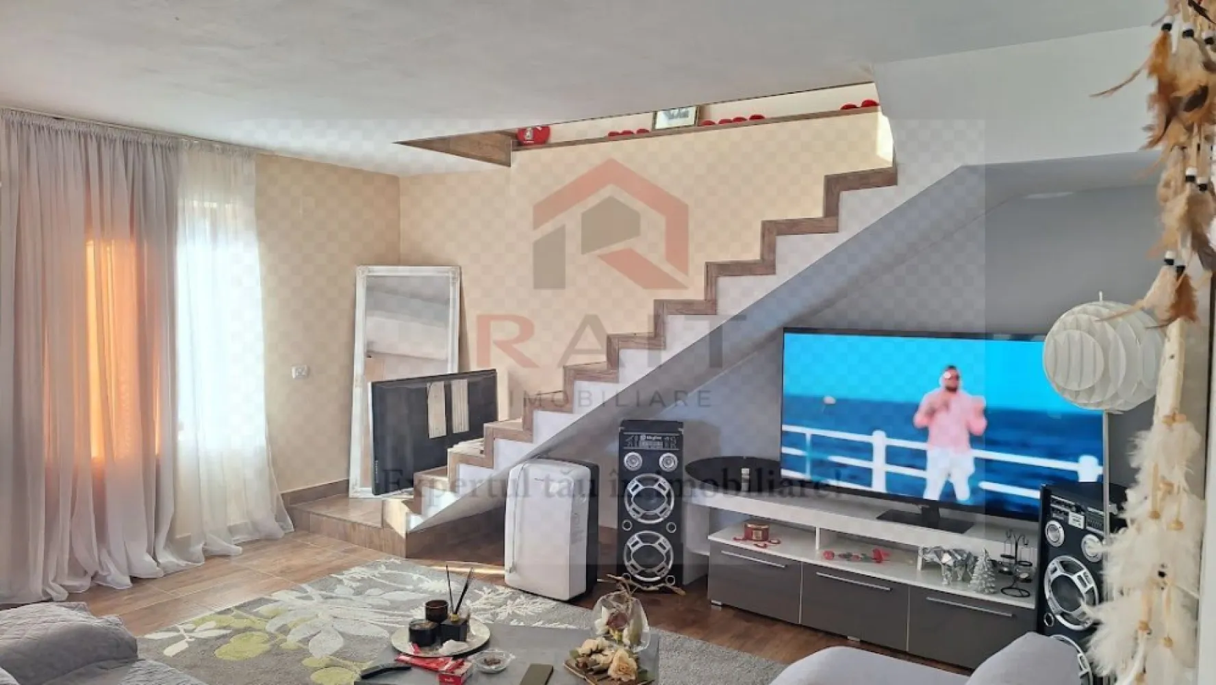 Casa de Vanzare Corbeni- Oestii- Arges - Oferim spre vânzare o locuință în comuna Corbeni, satul Oestii, județul Argeș, situată lângă drumul Transfăgărășan. Casa este construită recent și este complet finisată în interior. De asemenea, este izolată la exterior. În partea de est a casei se află un garaj cu camera centralei, iar deasupra acestuia s-a construit o garsonieră, atât în interior, cât și în exterior. constructia este de rosu. }}