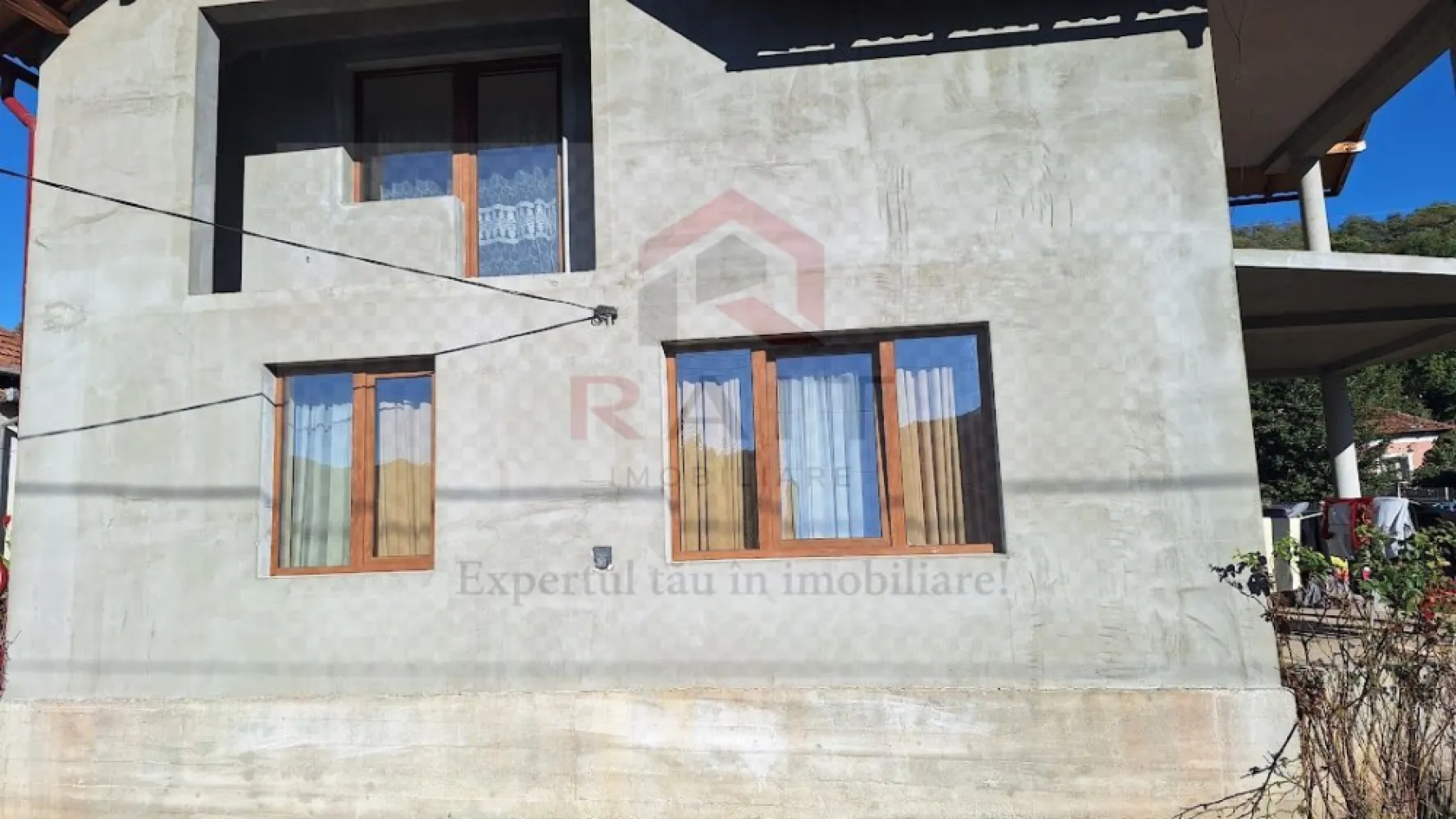 Casa de Vanzare Corbeni- Oestii- Arges - Oferim spre vânzare o locuință în comuna Corbeni, satul Oestii, județul Argeș, situată lângă drumul Transfăgărășan. Casa este construită recent și este complet finisată în interior. De asemenea, este izolată la exterior. În partea de est a casei se află un garaj cu camera centralei, iar deasupra acestuia s-a construit o garsonieră, atât în interior, cât și în exterior. constructia este de rosu. }}