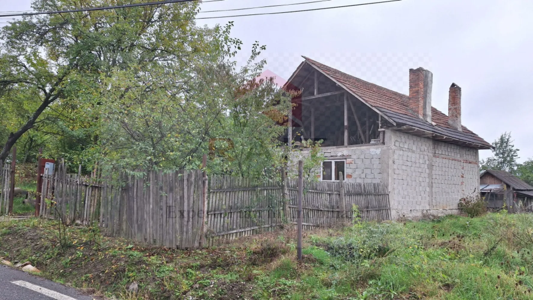 Casa de Vanzare Baiculesti Arges - "Eficientă și expertiză în imobiliare". Casă de vânzare în Baiculești jud Arges, construcție din anul 2000, cu o suprafață construită de aproximativ 55 mp. Proprietatea necesită renovare, oferind un teren generos de 6700 mp, perfect pentru diverse proiecte. Casa se vinde neutilată și nemobilată. Utilitățile disponibile includ apă, curent electric și cablu TV. Canalizarea și gazele sunt planificate să ajungă în zonă în viitorul apropiat. Oportunitate excelentă pentru cei care doresc să personalizeze locuința după propriile nevoi. }}