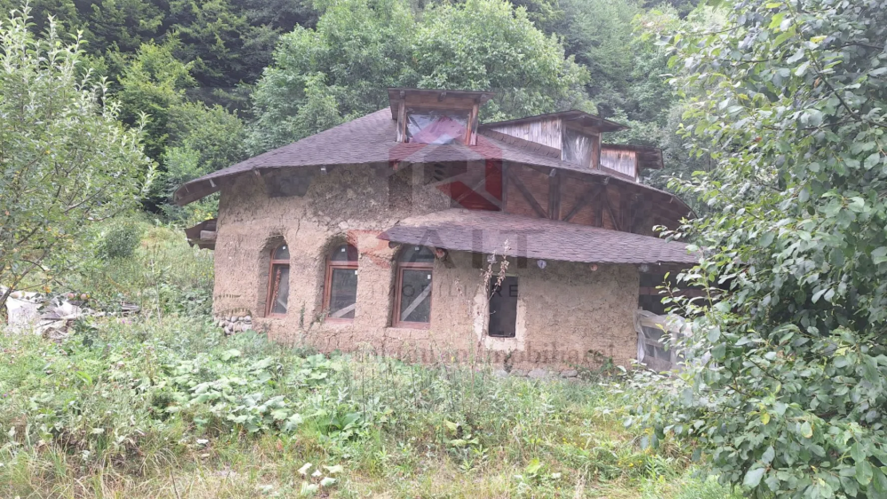 VANZARE ANSAMBLU CASUTE BRADULET ARGES - Situată pe valea Vâlsanului, într-o zonă pitorească de dealuri retrase, această proprietate impresionantă se află la doar 10 km de munții Făgăraș. Proprietatea cuprinde două cabane din lemn și o casă ecologică de COB, totalizând aproximativ 210 mp de suprafață construită, conform documentelor oficiale. *Cabanele de lemn:* - Fiecare cabană este construită din scânduri de brad, cu dimensiuni de 3,5 m lungime și 4 cm grosime, îmbinate în stil lego. - Suprafața utilă totală: 40 mp (20 mp la parter și 20 mp în podul mansardat). - Alimentate cu energie electrică prin panouri solare și apă potabilă din fântâna aflată la 10 m distanță. - Podul mansardat, extins cu un balcon, poate fi utilizat ca spațiu de joacă sau de relaxare pentru copii. *A doua cabană de lemn:* - Suprafață utilă: 40 mp, cu pereți dublați și izolați cu vată minerală. - Pod mansardat mobilat și balcon mare, asigurând un confort optim atât vara cât și iarna. - Grup sanitar exterior, cu WC și duș, alimentat cu apă de la fântână. *Casa ecologică de COB:* - Parterul are o suprafață de 70 mp și cuprinde: un antreu spațios, un salon de 50 mp cu bucătărie open-space, cămară mare, baie, duș și o cameră pentru mașina de spălat. - Apartament la parter cu dormitor, totalizând 20 mp. - Etajul de 60 mp, izolat cu vată minerală, are două dormitoare decomandate și un dressing, fiecare având ieșire spre pădure prin uși de termopan. *Terenul:* - Suprafață totală: 2700 mp, având formă de litera "L" și o deschidere de 60 m. - Proprietatea este situată într-o căldare naturală, denumită Luncă, străjuită de pădure în partea superioară și de pășuni și livezi lateral. - Trei lacuri mari și șase lacuri mai mici se află în fața proprietății, oferind un peisaj deosebit și oportunități pentru activități recreative. - Livadă de pomi fructiferi, incluzând nuci, meri, pruni, piersici și altele. Această proprietate oferă liniște, aer curat și un peisaj magnific, fiind ideală pentru vacanțe relaxante și confortabile. 😊 }}