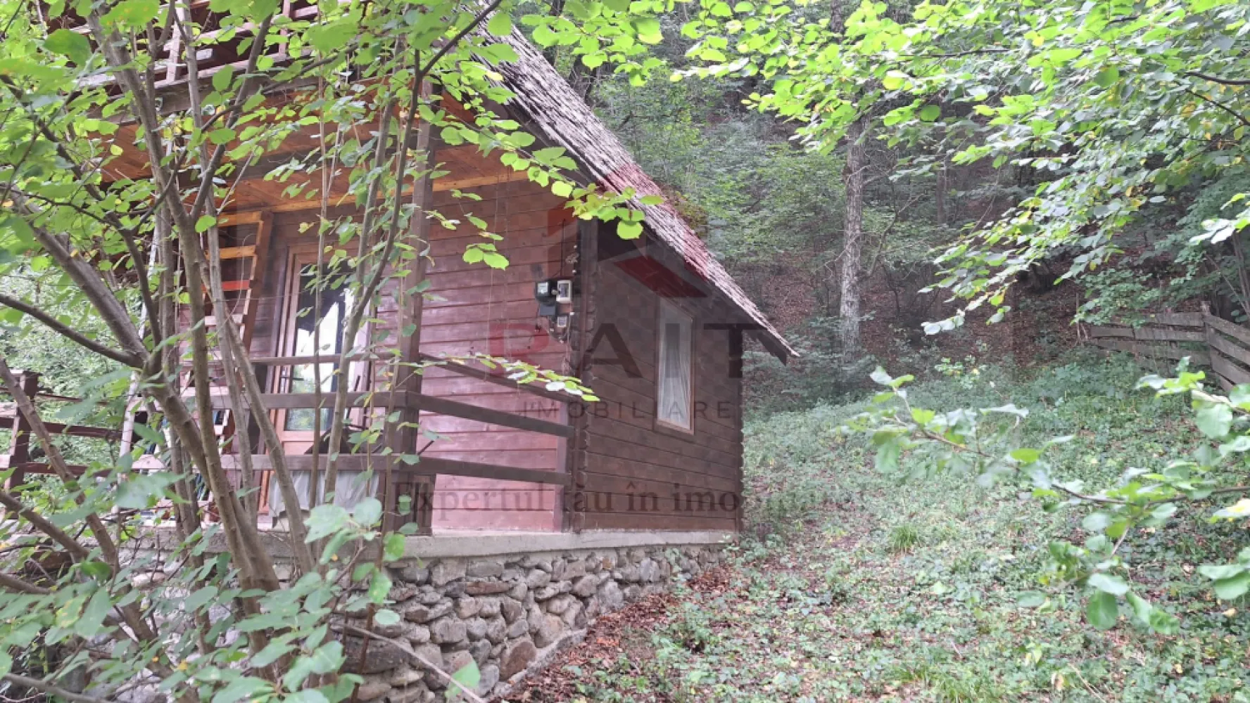 VANZARE ANSAMBLU CASUTE BRADULET ARGES - Situată pe valea Vâlsanului, într-o zonă pitorească de dealuri retrase, această proprietate impresionantă se află la doar 10 km de munții Făgăraș. Proprietatea cuprinde două cabane din lemn și o casă ecologică de COB, totalizând aproximativ 210 mp de suprafață construită, conform documentelor oficiale. *Cabanele de lemn:* - Fiecare cabană este construită din scânduri de brad, cu dimensiuni de 3,5 m lungime și 4 cm grosime, îmbinate în stil lego. - Suprafața utilă totală: 40 mp (20 mp la parter și 20 mp în podul mansardat). - Alimentate cu energie electrică prin panouri solare și apă potabilă din fântâna aflată la 10 m distanță. - Podul mansardat, extins cu un balcon, poate fi utilizat ca spațiu de joacă sau de relaxare pentru copii. *A doua cabană de lemn:* - Suprafață utilă: 40 mp, cu pereți dublați și izolați cu vată minerală. - Pod mansardat mobilat și balcon mare, asigurând un confort optim atât vara cât și iarna. - Grup sanitar exterior, cu WC și duș, alimentat cu apă de la fântână. *Casa ecologică de COB:* - Parterul are o suprafață de 70 mp și cuprinde: un antreu spațios, un salon de 50 mp cu bucătărie open-space, cămară mare, baie, duș și o cameră pentru mașina de spălat. - Apartament la parter cu dormitor, totalizând 20 mp. - Etajul de 60 mp, izolat cu vată minerală, are două dormitoare decomandate și un dressing, fiecare având ieșire spre pădure prin uși de termopan. *Terenul:* - Suprafață totală: 2700 mp, având formă de litera "L" și o deschidere de 60 m. - Proprietatea este situată într-o căldare naturală, denumită Luncă, străjuită de pădure în partea superioară și de pășuni și livezi lateral. - Trei lacuri mari și șase lacuri mai mici se află în fața proprietății, oferind un peisaj deosebit și oportunități pentru activități recreative. - Livadă de pomi fructiferi, incluzând nuci, meri, pruni, piersici și altele. Această proprietate oferă liniște, aer curat și un peisaj magnific, fiind ideală pentru vacanțe relaxante și confortabile. 😊 }}
