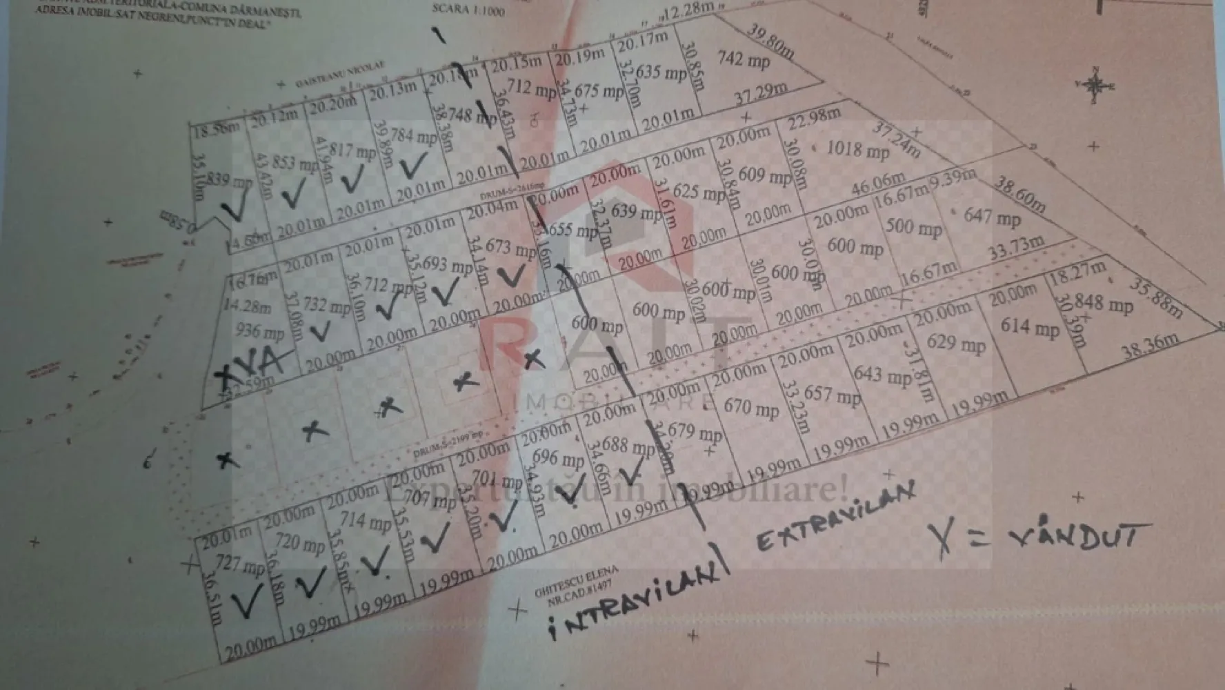 Teren Intravilan Parcelabil - Se vinde 39 parcele teren intravilan intre 600 si 800 mp x 17 euro mp. Proiect de Dezvoltare Imobiliară: Divizarea terenului în parcele mai mici pentru construcția de case de vacanță sau vile cu vedere panoramică către munte, creând astfel o comunitate rezidențială exclusivistă. }}