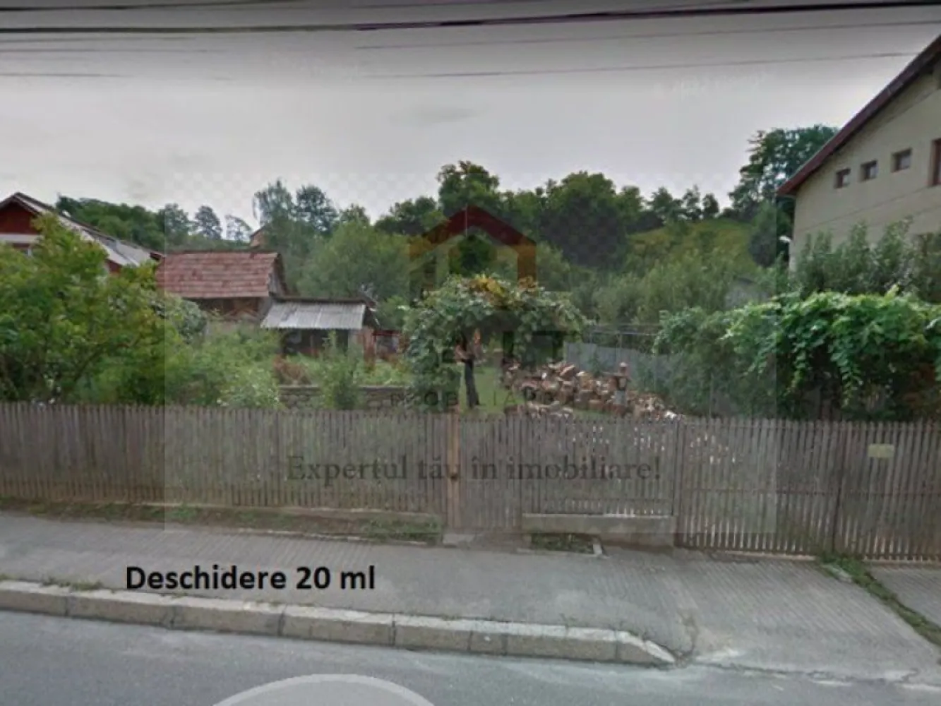 Teren Intravilan Curtea de Arges - Teren intravilan cu acces la strada Cuza Voda si Ghioceilor, constructie pe teren, pret usor negociabil. zona centrala. Pretabil construcții cabinet medical. "Construieste-ti casa de vis in inima orasului!". }}