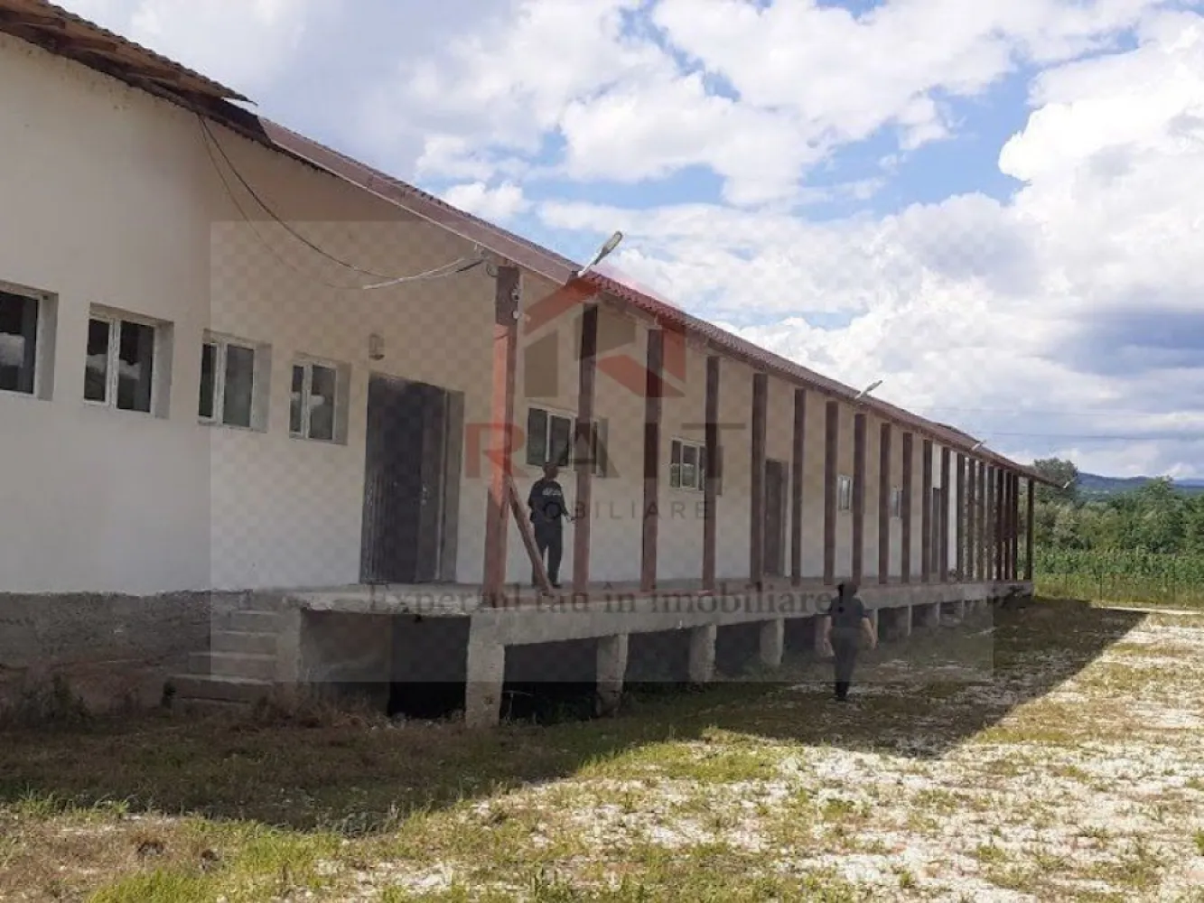 Hala de Inchiriat Godeni Arges - Hala de productie cu incalzire centrala pe peleti, rampa, alarma, camere video, baie, dus, acces tir, si posibilitate de extindere a terenului cu cca 3000 mp. Spatiul este pretabil pentru Productie/servicii,Depozitare,Logistica. Pretul este usor negociabil. Spatiul : Hala Productie Se adauga consturi cu Utilitati/Mentenanta. }}