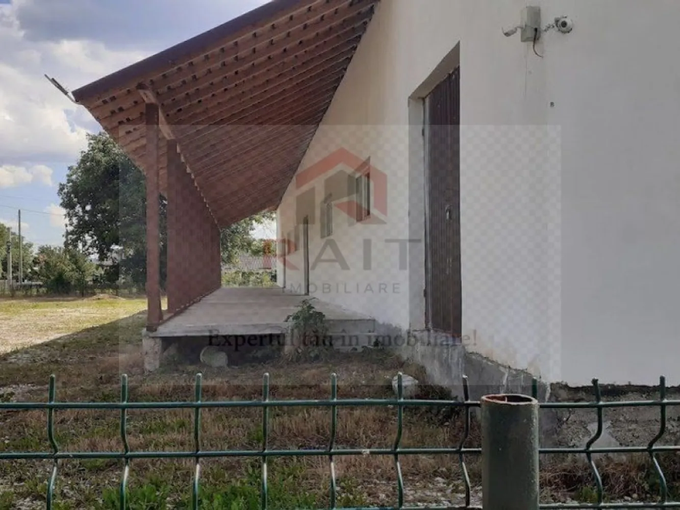 Hala de Inchiriat Godeni Arges - Hala de productie cu incalzire centrala pe peleti, rampa, alarma, camere video, baie, dus, acces tir, si posibilitate de extindere a terenului cu cca 3000 mp. Spatiul este pretabil pentru Productie/servicii,Depozitare,Logistica. Pretul este usor negociabil. Spatiul : Hala Productie Se adauga consturi cu Utilitati/Mentenanta. }}