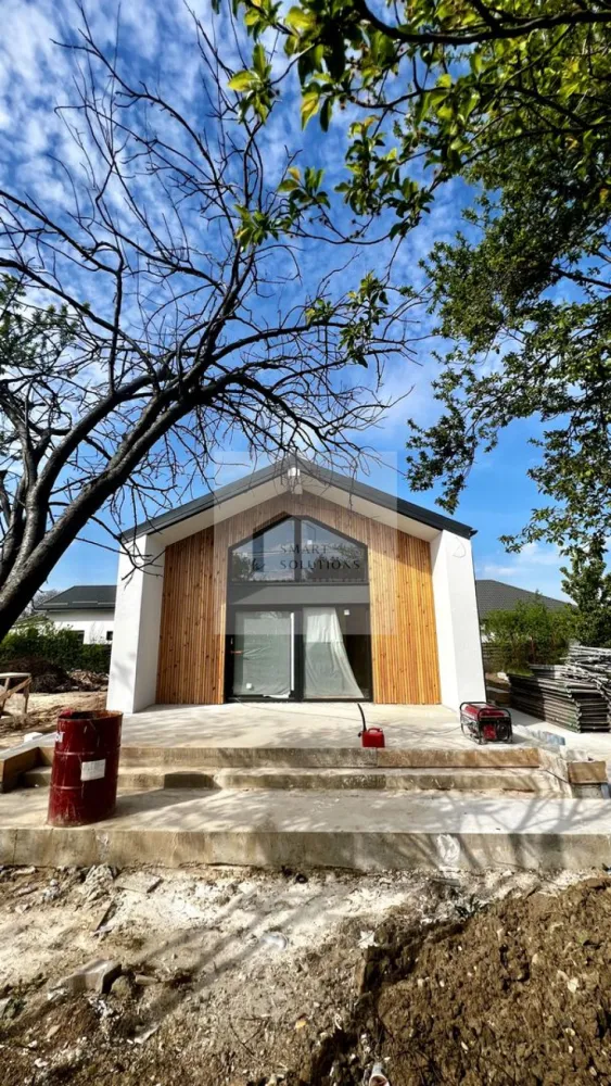 Casă Individuală Premium pe Parter | Eficiență Energetica Maxima - Vă propunem spre vânzare o locuință modernă, proiectată exclusiv pe parter, care îmbină designul minimalist cu funcționalitatea supremă. Situată într-o zonă liniștită din Clinceni, casa este refugiul ideal pentru cei care vor să evadeze din agitația urbană, fără a sacrifica accesul rapid către București. Preț: 155.000 EUR (Proiect "La Gata" – finisaje incluse) - COMISION 0% Teren Generos: Beneficiați de un lot de 490 mp, oferind o curte spațioasă, asigurând intimitate și spațiu pentru relaxare. Arhitectură de Excepție: Living de tip open space cu tavan înalt, care oferă o senzație de volum și libertate, rar întâlnită în segmentul rezidențial. Conexiune cu Natura: Fiecare cameră dispune de ieșire directă pe terase, eliminând bariera dintre interior și exterior și inundând spațiul cu lumină naturală prin suprafețele vitrate mari. Eficiență Energetică : Dotată cu pompă de căldură și infrastructură completă pentru panouri fotovoltaice. Aceste sisteme pot reduce costurile cu energia pentru încălzire și apă caldă cu până la 85%. Compartimentare și Specificații: Suprafață Utilă: 114 mp optimizați inteligent. Camere: 3 dormitoare luminoase și un living generos cu zonă de dining. Băi: 2 băi cu design modern. Utilități Complete: Apă curentă, canalizare, și curent electric. Parcare: Spațiu amenajat pentru minimum 2 autoturisme. Dotări Premium incluse în preț: Sistem de încălzire în pardoseală pentru confort termic uniform. Tâmplărie de înaltă calitate Salamander, pentru izolație fonică și termică superioară. Infrastructură gata pregătită pentru iluminat exterior și poartă electrică. Corpuri de iluminat in interior deja instalate. Locație și Conectivitate: Locuința profită de cele mai importante proiecte de infrastructură din sud-vestul capitalei: Acces facil către Autostrada A0 Sud și Pasajul Clinceni, scurtând semnificativ timpul de deplasare către orice zonă a Bucureștiului. Proximitate față de Prelungirea Ghencea și noul Pasaj Domnești. Casa se predă complet finalizată, pregătită să devină noul tău cămin. Programează acum o vizionare și convinge-te personal de calitatea acestui proiect! }}