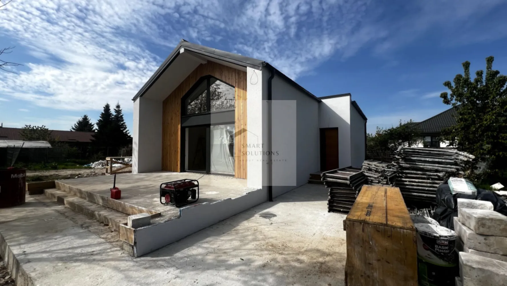 Casă Individuală Premium pe Parter | Eficiență Energetica Maxima - Vă propunem spre vânzare o locuință modernă, proiectată exclusiv pe parter, care îmbină designul minimalist cu funcționalitatea supremă. Situată într-o zonă liniștită din Clinceni, casa este refugiul ideal pentru cei care vor să evadeze din agitația urbană, fără a sacrifica accesul rapid către București. Preț: 155.000 EUR (Proiect "La Gata" – finisaje incluse) - COMISION 0% Teren Generos: Beneficiați de un lot de 490 mp, oferind o curte spațioasă, asigurând intimitate și spațiu pentru relaxare. Arhitectură de Excepție: Living de tip open space cu tavan înalt, care oferă o senzație de volum și libertate, rar întâlnită în segmentul rezidențial. Conexiune cu Natura: Fiecare cameră dispune de ieșire directă pe terase, eliminând bariera dintre interior și exterior și inundând spațiul cu lumină naturală prin suprafețele vitrate mari. Eficiență Energetică : Dotată cu pompă de căldură și infrastructură completă pentru panouri fotovoltaice. Aceste sisteme pot reduce costurile cu energia pentru încălzire și apă caldă cu până la 85%. Compartimentare și Specificații: Suprafață Utilă: 114 mp optimizați inteligent. Camere: 3 dormitoare luminoase și un living generos cu zonă de dining. Băi: 2 băi cu design modern. Utilități Complete: Apă curentă, canalizare, și curent electric. Parcare: Spațiu amenajat pentru minimum 2 autoturisme. Dotări Premium incluse în preț: Sistem de încălzire în pardoseală pentru confort termic uniform. Tâmplărie de înaltă calitate Salamander, pentru izolație fonică și termică superioară. Infrastructură gata pregătită pentru iluminat exterior și poartă electrică. Corpuri de iluminat in interior deja instalate. Locație și Conectivitate: Locuința profită de cele mai importante proiecte de infrastructură din sud-vestul capitalei: Acces facil către Autostrada A0 Sud și Pasajul Clinceni, scurtând semnificativ timpul de deplasare către orice zonă a Bucureștiului. Proximitate față de Prelungirea Ghencea și noul Pasaj Domnești. Casa se predă complet finalizată, pregătită să devină noul tău cămin. Programează acum o vizionare și convinge-te personal de calitatea acestui proiect! }}