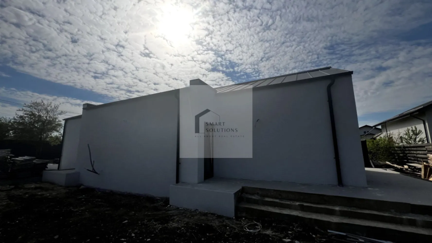 Casă Individuală Premium pe Parter | Eficiență Energetica Maxima - Vă propunem spre vânzare o locuință modernă, proiectată exclusiv pe parter, care îmbină designul minimalist cu funcționalitatea supremă. Situată într-o zonă liniștită din Clinceni, casa este refugiul ideal pentru cei care vor să evadeze din agitația urbană, fără a sacrifica accesul rapid către București. Preț: 155.000 EUR (Proiect "La Gata" – finisaje incluse) - COMISION 0% Teren Generos: Beneficiați de un lot de 490 mp, oferind o curte spațioasă, asigurând intimitate și spațiu pentru relaxare. Arhitectură de Excepție: Living de tip open space cu tavan înalt, care oferă o senzație de volum și libertate, rar întâlnită în segmentul rezidențial. Conexiune cu Natura: Fiecare cameră dispune de ieșire directă pe terase, eliminând bariera dintre interior și exterior și inundând spațiul cu lumină naturală prin suprafețele vitrate mari. Eficiență Energetică : Dotată cu pompă de căldură și infrastructură completă pentru panouri fotovoltaice. Aceste sisteme pot reduce costurile cu energia pentru încălzire și apă caldă cu până la 85%. Compartimentare și Specificații: Suprafață Utilă: 114 mp optimizați inteligent. Camere: 3 dormitoare luminoase și un living generos cu zonă de dining. Băi: 2 băi cu design modern. Utilități Complete: Apă curentă, canalizare, și curent electric. Parcare: Spațiu amenajat pentru minimum 2 autoturisme. Dotări Premium incluse în preț: Sistem de încălzire în pardoseală pentru confort termic uniform. Tâmplărie de înaltă calitate Salamander, pentru izolație fonică și termică superioară. Infrastructură gata pregătită pentru iluminat exterior și poartă electrică. Corpuri de iluminat in interior deja instalate. Locație și Conectivitate: Locuința profită de cele mai importante proiecte de infrastructură din sud-vestul capitalei: Acces facil către Autostrada A0 Sud și Pasajul Clinceni, scurtând semnificativ timpul de deplasare către orice zonă a Bucureștiului. Proximitate față de Prelungirea Ghencea și noul Pasaj Domnești. Casa se predă complet finalizată, pregătită să devină noul tău cămin. Programează acum o vizionare și convinge-te personal de calitatea acestui proiect! }}