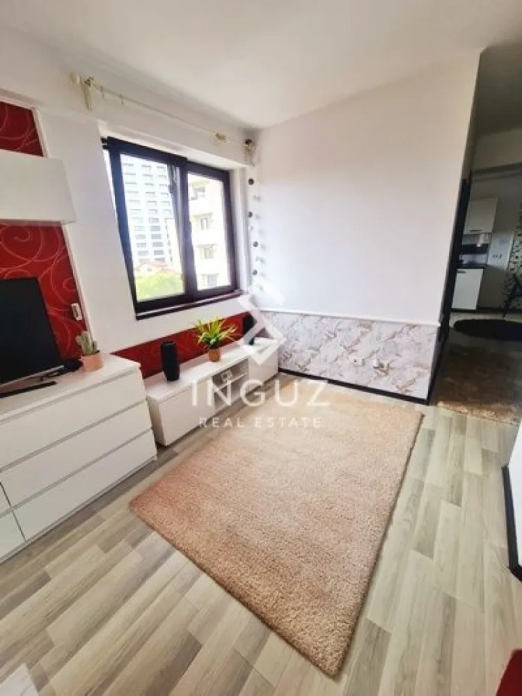 Apartament 3 camere de închiriat – Barbu Văcărescu / Floreasca / Tei - Apartament 3 camere de închiriat – Barbu Văcărescu / Floreasca / Tei Preț: 700 EUR (negociabil) Locație: București, Sector 2 – zona Barbu Văcărescu Specificații: Suprafață utilă: 60 mp Număr camere: 3 Etaj: 3 din 4 (fără lift) Compartimentare: semidecomandat An construcție: 2014 Descriere: Inguz Real Estate vă propune spre închiriere un apartament deosebit cu 3 camere, situat într-o zonă liniștită și foarte bine poziționată, aproape de multiple puncte de interes. Apartamentul este situat la etajul 3 din 4 (fără lift). Adresă: Strada Vrâncioaia nr. 7 Vecinătăți: – Parcul Verdi – 350 m – Parcul Tei – 1.1 km – Parcul Floreasca – 1.3 km – Stație tramvai Barbu Văcărescu – 350 m – Transport în comun RATB – 350 m Apartamentul dispune de centrală proprie și este complet mobilat și utilat, pregătit pentru mutare imediată. }}