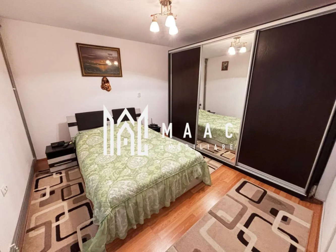 Apartament 2 camere | Ultracentral | Etaj 1 | Pivniță | Ultracentral - Maac Imobiliare prezintă un apartament cu 2 camere, situat la casă, în zonă ultracentrală, poziționat excelent pentru investiție sau locuință.

Locuința este amplasată la etajul 1 și are o suprafață utilă de 33 mp, fiind completată de o pivniță proprie de 12 mp și pod situat deasupra apartamentului, ideale pentru depozitare.

Compartimentarea este practică, iar apartamentul se vinde complet mobilat și utilat, fiind pregătit pentru utilizare imediată. Dispune de centrală termică proprie, asigurând confort termic pe tot parcursul anului.

Un aspect important de menționat este faptul că baia este situată în exteriorul apartamentului, însă aceasta este în proprietate exclusivă. Nu există posibilitatea amenajării unei băi în interior.

Imobilul este amplasat într-o curte comună, într-o zonă cu acces facil către toate punctele de interes ale orașului, ceea ce îl face ideal pentru regim hotelier sau închiriere pe termen scurt.

Apartamentul este liber și disponibil imediat.

Pentru mai multe detalii sau programarea unei vizionări vă rugăm să menționați la telefon numărul CP3037694