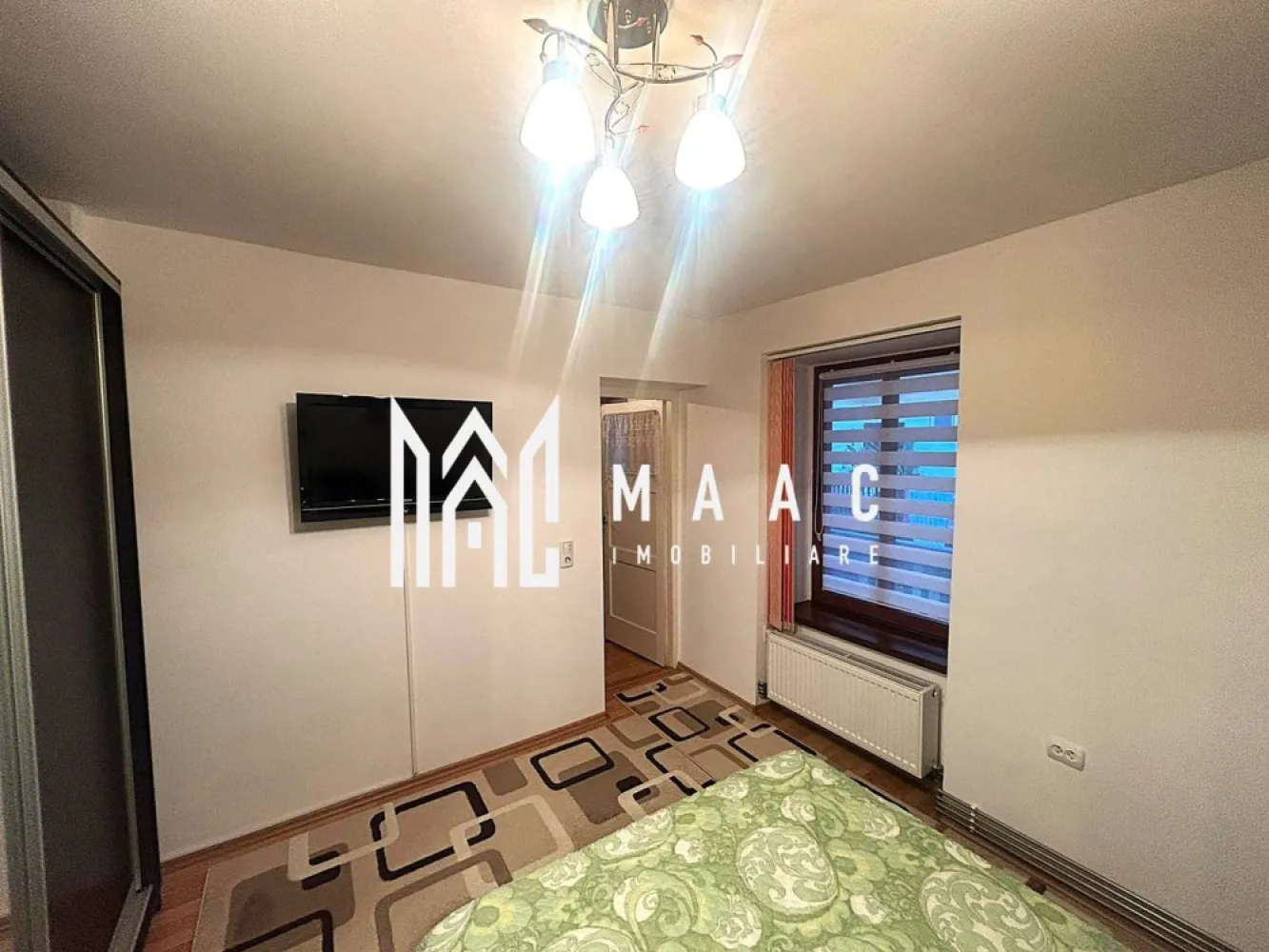 Apartament 2 camere | Ultracentral | Etaj 1 | Pivniță | Ultracentral - Maac Imobiliare prezintă un apartament cu 2 camere, situat la casă, în zonă ultracentrală, poziționat excelent pentru investiție sau locuință.

Locuința este amplasată la etajul 1 și are o suprafață utilă de 33 mp, fiind completată de o pivniță proprie de 12 mp și pod situat deasupra apartamentului, ideale pentru depozitare.

Compartimentarea este practică, iar apartamentul se vinde complet mobilat și utilat, fiind pregătit pentru utilizare imediată. Dispune de centrală termică proprie, asigurând confort termic pe tot parcursul anului.

Un aspect important de menționat este faptul că baia este situată în exteriorul apartamentului, însă aceasta este în proprietate exclusivă. Nu există posibilitatea amenajării unei băi în interior.

Imobilul este amplasat într-o curte comună, într-o zonă cu acces facil către toate punctele de interes ale orașului, ceea ce îl face ideal pentru regim hotelier sau închiriere pe termen scurt.

Apartamentul este liber și disponibil imediat.

Pentru mai multe detalii sau programarea unei vizionări vă rugăm să menționați la telefon numărul CP3037694