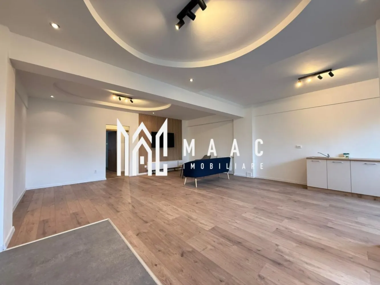 Apartament 3 camere I Lift I Modern I Balcon I Central - MAAC Imobiliare ofera spre inchiriere apartament de 3 camere, renovat, complet mobilat si utilat, in zona Centrala-Hipodrom II (Strada Oituz). Locuinta decomandata are suprafata utila de 92mp, se afla la etajul 3/4, si este alcatuita din living spatios cu zona de dining, 2 dormitoare, bucatarie inchisa cu toate facilitatile, baie moderna cu geam, baie de serviciu cu masina de spalat rufe, debara, hol si balcon. Aferent - loc de parcare propriu subteran. Amplasamentul imobilului este unul avantajos, aflandu-se intr-o zona linistita, la 15-20 minute de mers pe jos de centru. Se percepe o chirie in avans si garantie in cuantumul unei chirii lunare. Disponibilitate imediata. Se inchiriaza de pe persoana juridica, la pretul de listare se va adauga TVA. Pentru persoanele fizice se pooate face o oferta cu TVA inclus. Pentru mai multe detalii, va rugam specificati telefonic: CP2739197 }}