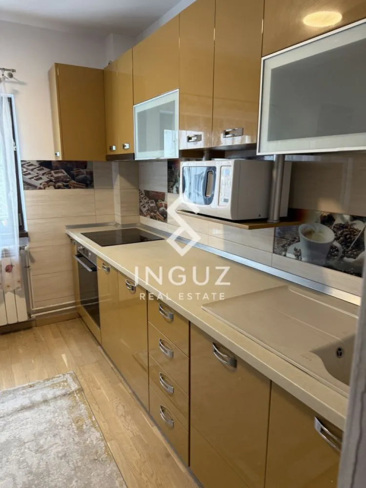 Apartament 3 camere de închiriat – Nerva Traian / Anastasie Panu - Apartament 3 camere de închiriat – Nerva Traian / Anastasie Panu Preț: 700 EUR / lună Suprafață: 75 mp (aprox. 9 €/mp) Locație: București – zona Nerva Traian Specificații: Tip proprietate: Apartament Tip tranzacție: Închiriere Număr camere: 3 Compartimentare: Decomandat Etaj: 4 Suprafață utilă: 75 mp Grupuri sanitare: 2 Descriere: Inguz Real Estate vă propune spre închiriere un apartament spațios cu 3 camere, decomandat, situat pe strada Anastasie Panu nr. 20, într-o zonă urbană foarte bine conectată. Apartamentul are o suprafață de aproximativ 75 mp și dispune de finisaje de calitate, pardoseli din lemn și feronerie premium, oferind un aspect modern și confortabil. Livingul beneficiază de lumină naturală generoasă, datorită ferestrelor mari cu vedere către stradă. Se închiriază complet mobilat și utilat, fiind pregătit pentru mutare imediată. De asemenea, proprietatea include loc de parcare ADP. Localizarea oferă acces rapid la mijloacele de transport în comun (autobuz și metrou), precum și la numeroase facilități: restaurante, cafenele, zone de relaxare, parcuri și instituții de învățământ. Mențiuni: – 2 grupuri sanitare – Nu se acceptă animale de companie }}
