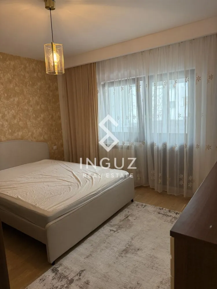 Apartament 3 camere de închiriat – Nerva Traian / Anastasie Panu - Apartament 3 camere de închiriat – Nerva Traian / Anastasie Panu Preț: 700 EUR / lună Suprafață: 75 mp (aprox. 9 €/mp) Locație: București – zona Nerva Traian Specificații: Tip proprietate: Apartament Tip tranzacție: Închiriere Număr camere: 3 Compartimentare: Decomandat Etaj: 4 Suprafață utilă: 75 mp Grupuri sanitare: 2 Descriere: Inguz Real Estate vă propune spre închiriere un apartament spațios cu 3 camere, decomandat, situat pe strada Anastasie Panu nr. 20, într-o zonă urbană foarte bine conectată. Apartamentul are o suprafață de aproximativ 75 mp și dispune de finisaje de calitate, pardoseli din lemn și feronerie premium, oferind un aspect modern și confortabil. Livingul beneficiază de lumină naturală generoasă, datorită ferestrelor mari cu vedere către stradă. Se închiriază complet mobilat și utilat, fiind pregătit pentru mutare imediată. De asemenea, proprietatea include loc de parcare ADP. Localizarea oferă acces rapid la mijloacele de transport în comun (autobuz și metrou), precum și la numeroase facilități: restaurante, cafenele, zone de relaxare, parcuri și instituții de învățământ. Mențiuni: – 2 grupuri sanitare – Nu se acceptă animale de companie }}