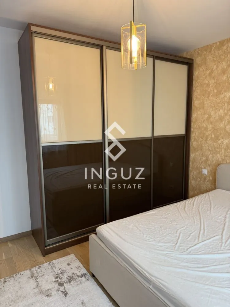 Apartament 3 camere de închiriat – Nerva Traian / Anastasie Panu - Apartament 3 camere de închiriat – Nerva Traian / Anastasie Panu Preț: 700 EUR / lună Suprafață: 75 mp (aprox. 9 €/mp) Locație: București – zona Nerva Traian Specificații: Tip proprietate: Apartament Tip tranzacție: Închiriere Număr camere: 3 Compartimentare: Decomandat Etaj: 4 Suprafață utilă: 75 mp Grupuri sanitare: 2 Descriere: Inguz Real Estate vă propune spre închiriere un apartament spațios cu 3 camere, decomandat, situat pe strada Anastasie Panu nr. 20, într-o zonă urbană foarte bine conectată. Apartamentul are o suprafață de aproximativ 75 mp și dispune de finisaje de calitate, pardoseli din lemn și feronerie premium, oferind un aspect modern și confortabil. Livingul beneficiază de lumină naturală generoasă, datorită ferestrelor mari cu vedere către stradă. Se închiriază complet mobilat și utilat, fiind pregătit pentru mutare imediată. De asemenea, proprietatea include loc de parcare ADP. Localizarea oferă acces rapid la mijloacele de transport în comun (autobuz și metrou), precum și la numeroase facilități: restaurante, cafenele, zone de relaxare, parcuri și instituții de învățământ. Mențiuni: – 2 grupuri sanitare – Nu se acceptă animale de companie }}