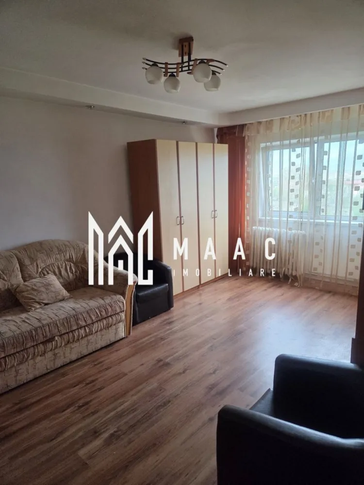 Apartament 2 camere I Decomandat I 53 mpu I Boxa I V. Aaron - MAAC Imobiliare propune spre vânzare un apartament cu 2 camere, situat în cartierul Vasile Aaron, Sibiu. 
Locuința se remarcă prin luminozitate și o priveliște deschisă, plăcută, către spații verzi și munți.

Caracteristici ale apartamentului:

Suprafață utilă: 53 mp
Compartimentare complet decomandată:
hol
living
dormitor
bucătărie separată
baie
balcon închis

Anexe incluse în preț: pivniță + boxă de depozitare

Dotări:
centrală termică proprie
geamuri termopan
parchet
gresie și faianță

Blocul este reabilitat, prevăzut cu acoperiș din țiglă și izolație exterioară, oferind un confort termic ridicat și protecție durabilă.
Locuința oferă o atmosferă primitoare, cu o priveliște liberă, fără blocuri în față.
Zona este în proces de modernizare, cu dezvoltări spre Șelimbăr ce includ spații verzi și parc de relaxare.

Poziționarea în cartierul Vasile Aaron asigură acces rapid la:
magazine (Profi, Penny)
piață
școli și grădinițe
mijloace de transport în comun

Pentru mai multe detalii, contactați MAAC Imobiliare și menționați ID CP3043441.