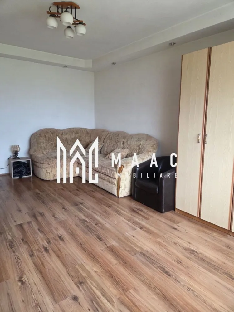 Apartament 2 camere I Decomandat I 53 mpu I Boxa I V. Aaron - MAAC Imobiliare propune spre vânzare un apartament cu 2 camere, situat în cartierul Vasile Aaron, Sibiu. 
Locuința se remarcă prin luminozitate și o priveliște deschisă, plăcută, către spații verzi și munți.

Caracteristici ale apartamentului:

Suprafață utilă: 53 mp
Compartimentare complet decomandată:
hol
living
dormitor
bucătărie separată
baie
balcon închis

Anexe incluse în preț: pivniță + boxă de depozitare

Dotări:
centrală termică proprie
geamuri termopan
parchet
gresie și faianță

Blocul este reabilitat, prevăzut cu acoperiș din țiglă și izolație exterioară, oferind un confort termic ridicat și protecție durabilă.
Locuința oferă o atmosferă primitoare, cu o priveliște liberă, fără blocuri în față.
Zona este în proces de modernizare, cu dezvoltări spre Șelimbăr ce includ spații verzi și parc de relaxare.

Poziționarea în cartierul Vasile Aaron asigură acces rapid la:
magazine (Profi, Penny)
piață
școli și grădinițe
mijloace de transport în comun

Pentru mai multe detalii, contactați MAAC Imobiliare și menționați ID CP3043441.