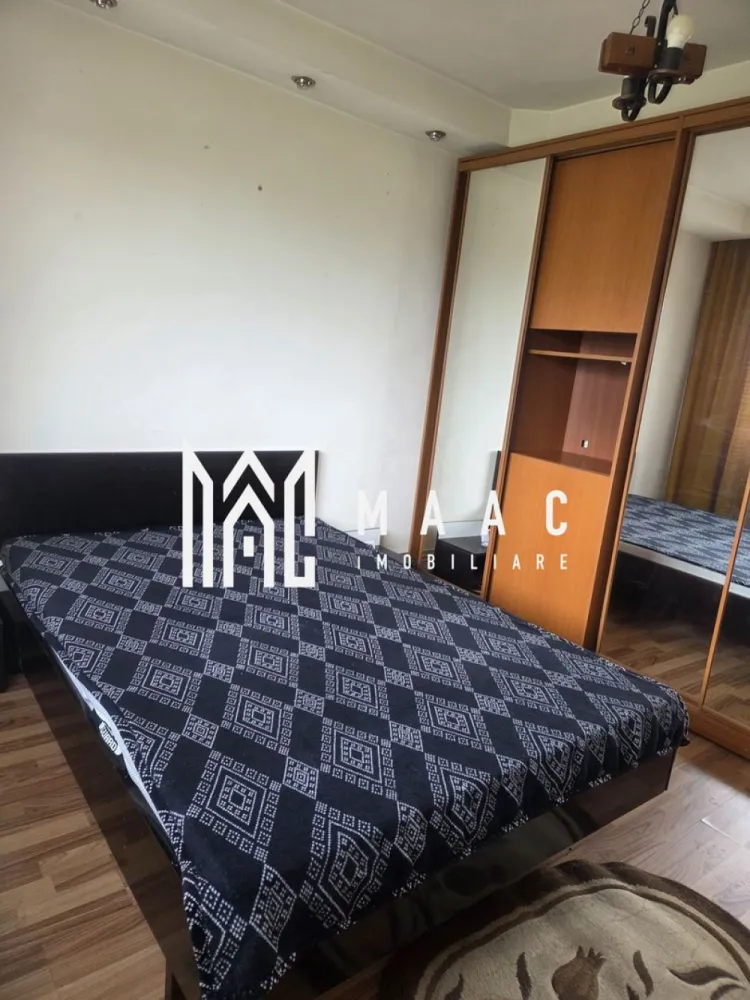 Apartament 2 camere I Decomandat I 53 mpu I Boxa I V. Aaron - MAAC Imobiliare propune spre vânzare un apartament cu 2 camere, situat în cartierul Vasile Aaron, Sibiu. 
Locuința se remarcă prin luminozitate și o priveliște deschisă, plăcută, către spații verzi și munți.

Caracteristici ale apartamentului:

Suprafață utilă: 53 mp
Compartimentare complet decomandată:
hol
living
dormitor
bucătărie separată
baie
balcon închis

Anexe incluse în preț: pivniță + boxă de depozitare

Dotări:
centrală termică proprie
geamuri termopan
parchet
gresie și faianță

Blocul este reabilitat, prevăzut cu acoperiș din țiglă și izolație exterioară, oferind un confort termic ridicat și protecție durabilă.
Locuința oferă o atmosferă primitoare, cu o priveliște liberă, fără blocuri în față.
Zona este în proces de modernizare, cu dezvoltări spre Șelimbăr ce includ spații verzi și parc de relaxare.

Poziționarea în cartierul Vasile Aaron asigură acces rapid la:
magazine (Profi, Penny)
piață
școli și grădinițe
mijloace de transport în comun

Pentru mai multe detalii, contactați MAAC Imobiliare și menționați ID CP3043441.