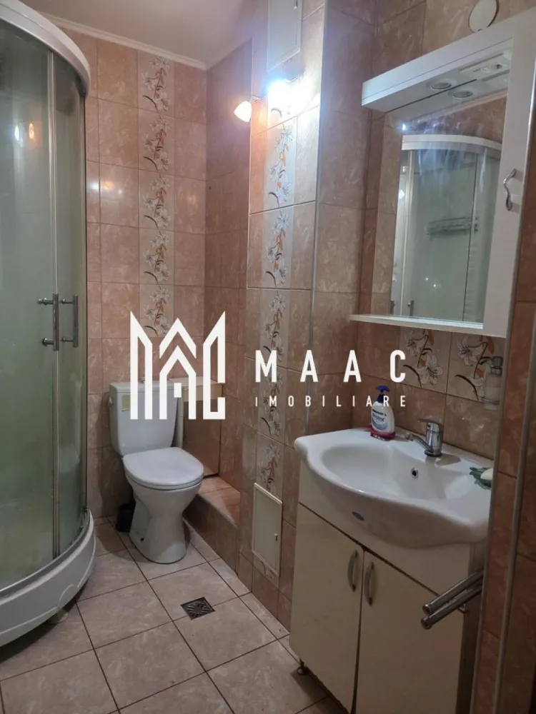 Apartament 2 camere I Decomandat I 53 mpu I Boxa I V. Aaron - MAAC Imobiliare propune spre vânzare un apartament cu 2 camere, situat în cartierul Vasile Aaron, Sibiu. 
Locuința se remarcă prin luminozitate și o priveliște deschisă, plăcută, către spații verzi și munți.

Caracteristici ale apartamentului:

Suprafață utilă: 53 mp
Compartimentare complet decomandată:
hol
living
dormitor
bucătărie separată
baie
balcon închis

Anexe incluse în preț: pivniță + boxă de depozitare

Dotări:
centrală termică proprie
geamuri termopan
parchet
gresie și faianță

Blocul este reabilitat, prevăzut cu acoperiș din țiglă și izolație exterioară, oferind un confort termic ridicat și protecție durabilă.
Locuința oferă o atmosferă primitoare, cu o priveliște liberă, fără blocuri în față.
Zona este în proces de modernizare, cu dezvoltări spre Șelimbăr ce includ spații verzi și parc de relaxare.

Poziționarea în cartierul Vasile Aaron asigură acces rapid la:
magazine (Profi, Penny)
piață
școli și grădinițe
mijloace de transport în comun

Pentru mai multe detalii, contactați MAAC Imobiliare și menționați ID CP3043441.