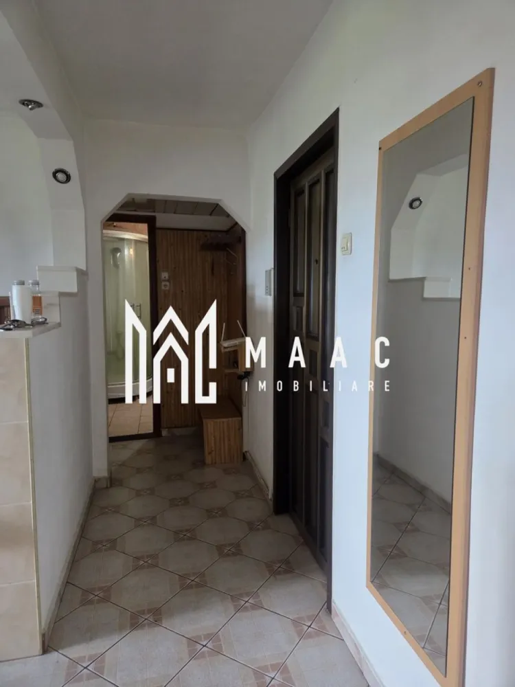 Apartament 2 camere I Decomandat I 53 mpu I Boxa I V. Aaron - MAAC Imobiliare propune spre vânzare un apartament cu 2 camere, situat în cartierul Vasile Aaron, Sibiu. 
Locuința se remarcă prin luminozitate și o priveliște deschisă, plăcută, către spații verzi și munți.

Caracteristici ale apartamentului:

Suprafață utilă: 53 mp
Compartimentare complet decomandată:
hol
living
dormitor
bucătărie separată
baie
balcon închis

Anexe incluse în preț: pivniță + boxă de depozitare

Dotări:
centrală termică proprie
geamuri termopan
parchet
gresie și faianță

Blocul este reabilitat, prevăzut cu acoperiș din țiglă și izolație exterioară, oferind un confort termic ridicat și protecție durabilă.
Locuința oferă o atmosferă primitoare, cu o priveliște liberă, fără blocuri în față.
Zona este în proces de modernizare, cu dezvoltări spre Șelimbăr ce includ spații verzi și parc de relaxare.

Poziționarea în cartierul Vasile Aaron asigură acces rapid la:
magazine (Profi, Penny)
piață
școli și grădinițe
mijloace de transport în comun

Pentru mai multe detalii, contactați MAAC Imobiliare și menționați ID CP3043441.