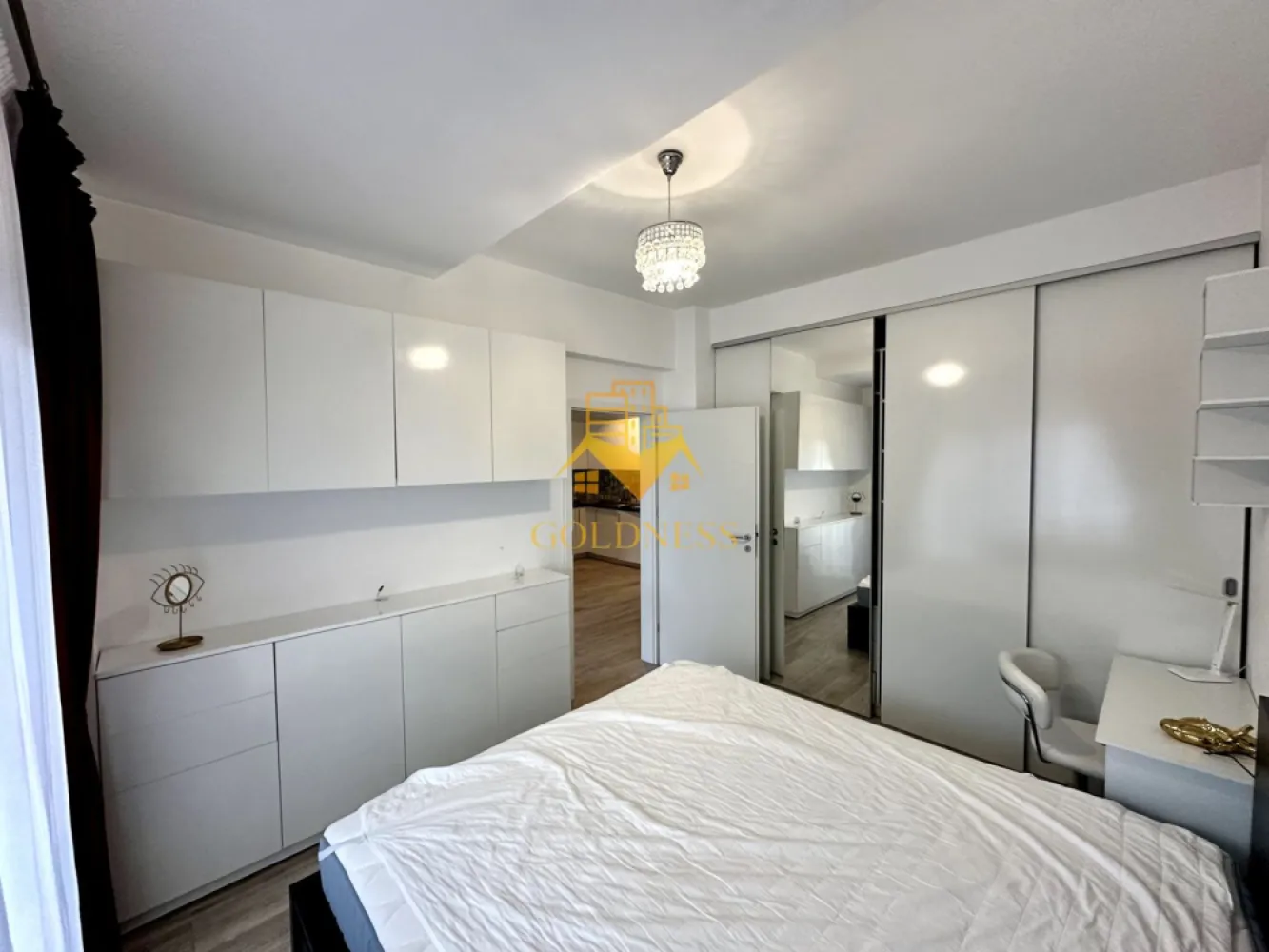 2 camere open space, Bloc nou, Cartierul Europa, Eugen Ionesco, Profi - GOLDNESS Imobiliare vă propune spre închiriere un apartament cu 2 camere complet mobilat și utilat, la etajul 4 într-un imobil de 5 etaje, în Cartierul Europa. Posibilitate de parcare la liber în zona. Se află în apropierea stațiilor de transport în comun, magazine, restaurante, spații verzi, farmacii, etc. Apartamentul este compartimentat astfel: - dormitor cu pat matrimonial, dressing, noptiere - living cu canapea extensibilă - bucătărie open space complet utilată și mobilată, loc de servit masa - baie cu dus walkin, calorifer port prosop și dulap pentru depozitare. - balcon de 5 mp. Imobilul este dotat cu toate cele necesare- centrală proprie, frigider, aragaz, hotă, mașină de spălat haine, etc. Dacă sunteți interesați de acest apartament și doriți să îl vizionați, dar și pentru alte oferte nu ezitați să ne contactați telefonic sau prin e-mail. Vă stăm la dispoziție! Pentru intermediere se percepe un comision de 50% din prețul chiriei! }}