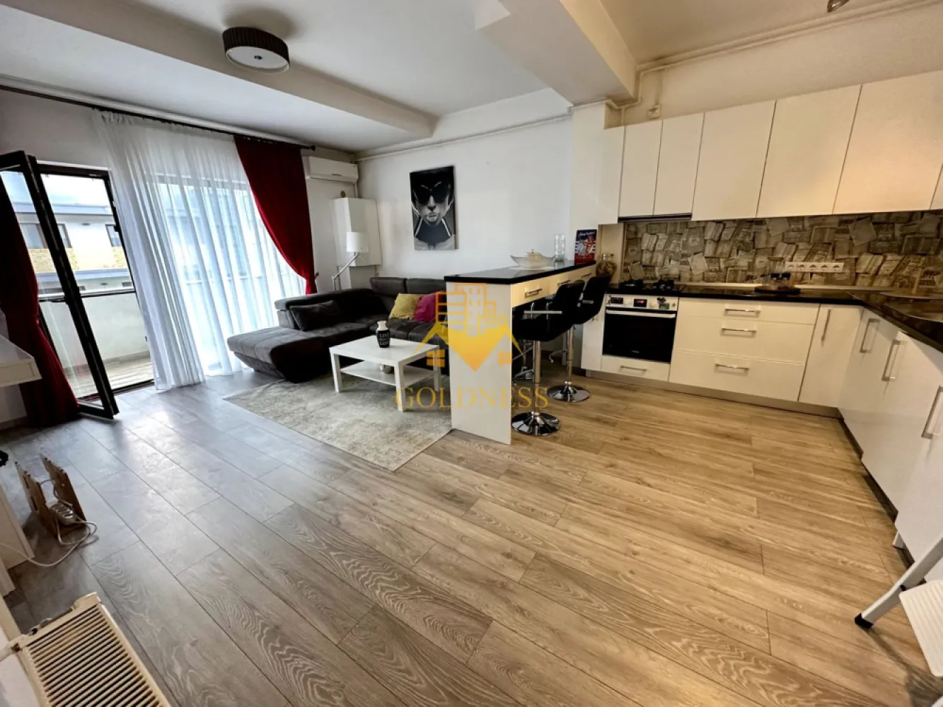 2 camere open space, Bloc nou, Cartierul Europa, Eugen Ionesco, Profi - GOLDNESS Imobiliare vă propune spre închiriere un apartament cu 2 camere complet mobilat și utilat, la etajul 4 într-un imobil de 5 etaje, în Cartierul Europa. Posibilitate de parcare la liber în zona. Se află în apropierea stațiilor de transport în comun, magazine, restaurante, spații verzi, farmacii, etc. Apartamentul este compartimentat astfel: - dormitor cu pat matrimonial, dressing, noptiere - living cu canapea extensibilă - bucătărie open space complet utilată și mobilată, loc de servit masa - baie cu dus walkin, calorifer port prosop și dulap pentru depozitare. - balcon de 5 mp. Imobilul este dotat cu toate cele necesare- centrală proprie, frigider, aragaz, hotă, mașină de spălat haine, etc. Dacă sunteți interesați de acest apartament și doriți să îl vizionați, dar și pentru alte oferte nu ezitați să ne contactați telefonic sau prin e-mail. Vă stăm la dispoziție! Pentru intermediere se percepe un comision de 50% din prețul chiriei! }}