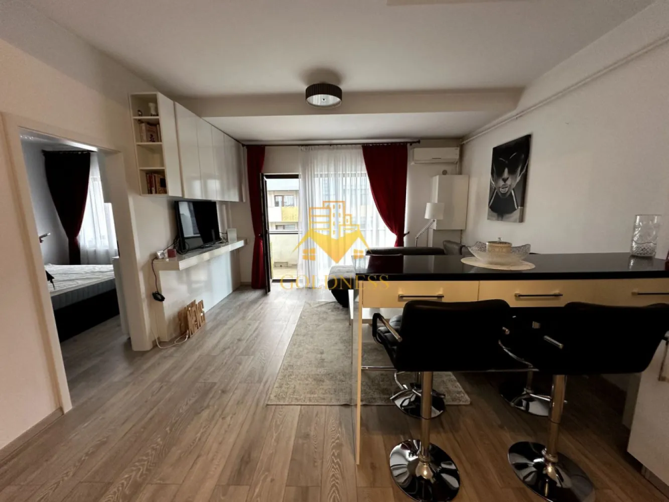 2 camere open space, Bloc nou, Cartierul Europa, Eugen Ionesco, Profi - GOLDNESS Imobiliare vă propune spre închiriere un apartament cu 2 camere complet mobilat și utilat, la etajul 4 într-un imobil de 5 etaje, în Cartierul Europa. Posibilitate de parcare la liber în zona. Se află în apropierea stațiilor de transport în comun, magazine, restaurante, spații verzi, farmacii, etc. Apartamentul este compartimentat astfel: - dormitor cu pat matrimonial, dressing, noptiere - living cu canapea extensibilă - bucătărie open space complet utilată și mobilată, loc de servit masa - baie cu dus walkin, calorifer port prosop și dulap pentru depozitare. - balcon de 5 mp. Imobilul este dotat cu toate cele necesare- centrală proprie, frigider, aragaz, hotă, mașină de spălat haine, etc. Dacă sunteți interesați de acest apartament și doriți să îl vizionați, dar și pentru alte oferte nu ezitați să ne contactați telefonic sau prin e-mail. Vă stăm la dispoziție! Pentru intermediere se percepe un comision de 50% din prețul chiriei! }}