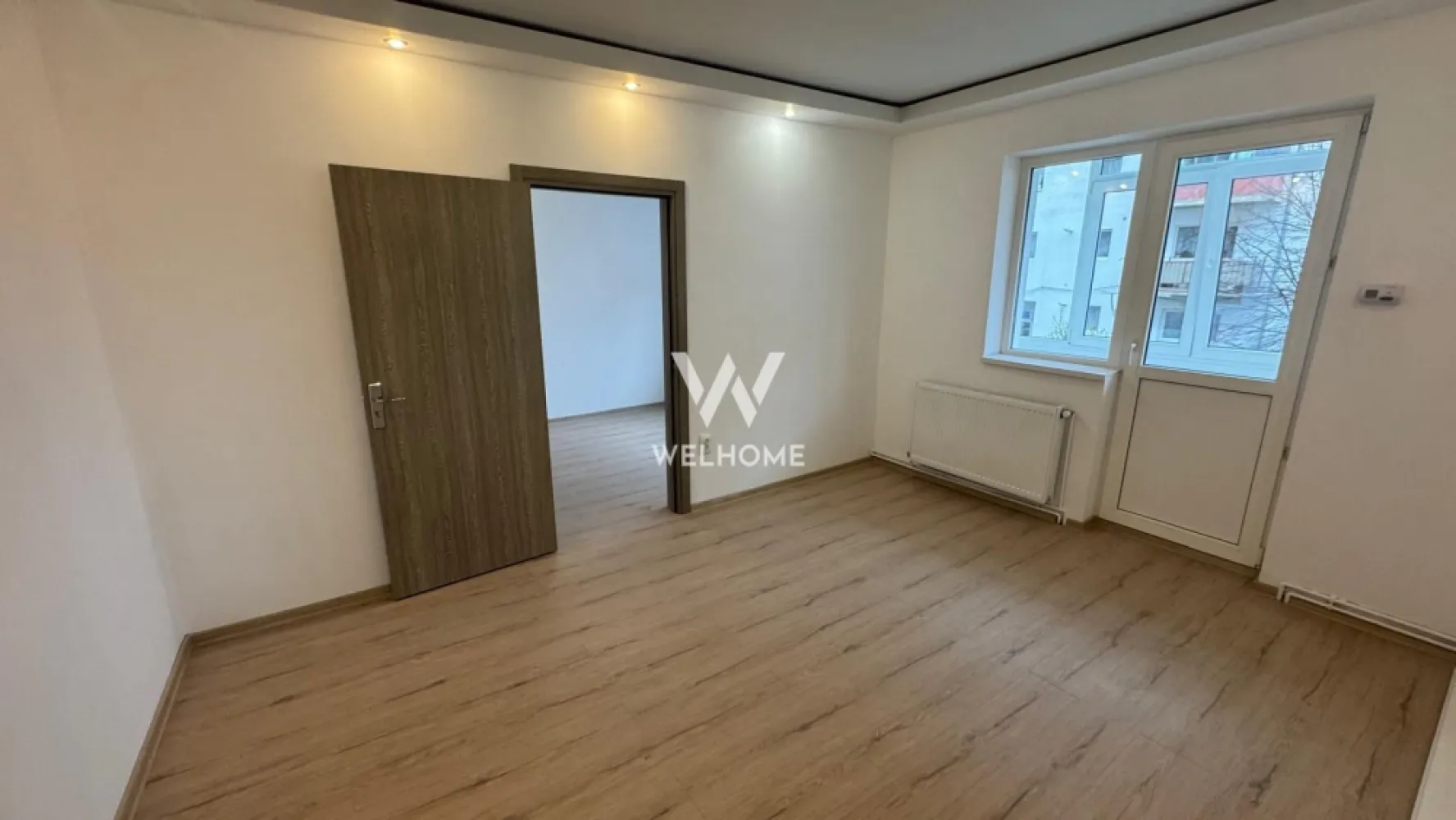 Apartament 3 camere, etaj 1, balcon închis – Aleea Șteaza - Vă propunem spre vânzare un apartament cu 3 camere, semidecomandat, situat la etajul 1, pe Aleea Șteaza, într-o zonă liniștită și bine conectată. Locuința are o suprafață utilă de 45 mp, la care se adaugă un balcon închis de 3 mp, fiind compartimentată eficient astfel: Living, 2 dormitoare, bucătărie separată, hol, baie cu geam (ventilație naturală) si balcon inchis. Apartamentul oferă un spațiu bine organizat, ideal pentru o familie sau pentru investiție. Balconul închis adaugă un plus de confort și poate fi utilizat ca spațiu de depozitare sau relaxare. Poziționarea la etajul 1 reprezintă un avantaj major, oferind acces facil și confort sporit. Preț: 87.000 euro Pentru mai multe informații sau programarea unei vizionări, vă stau la dispoziție }}