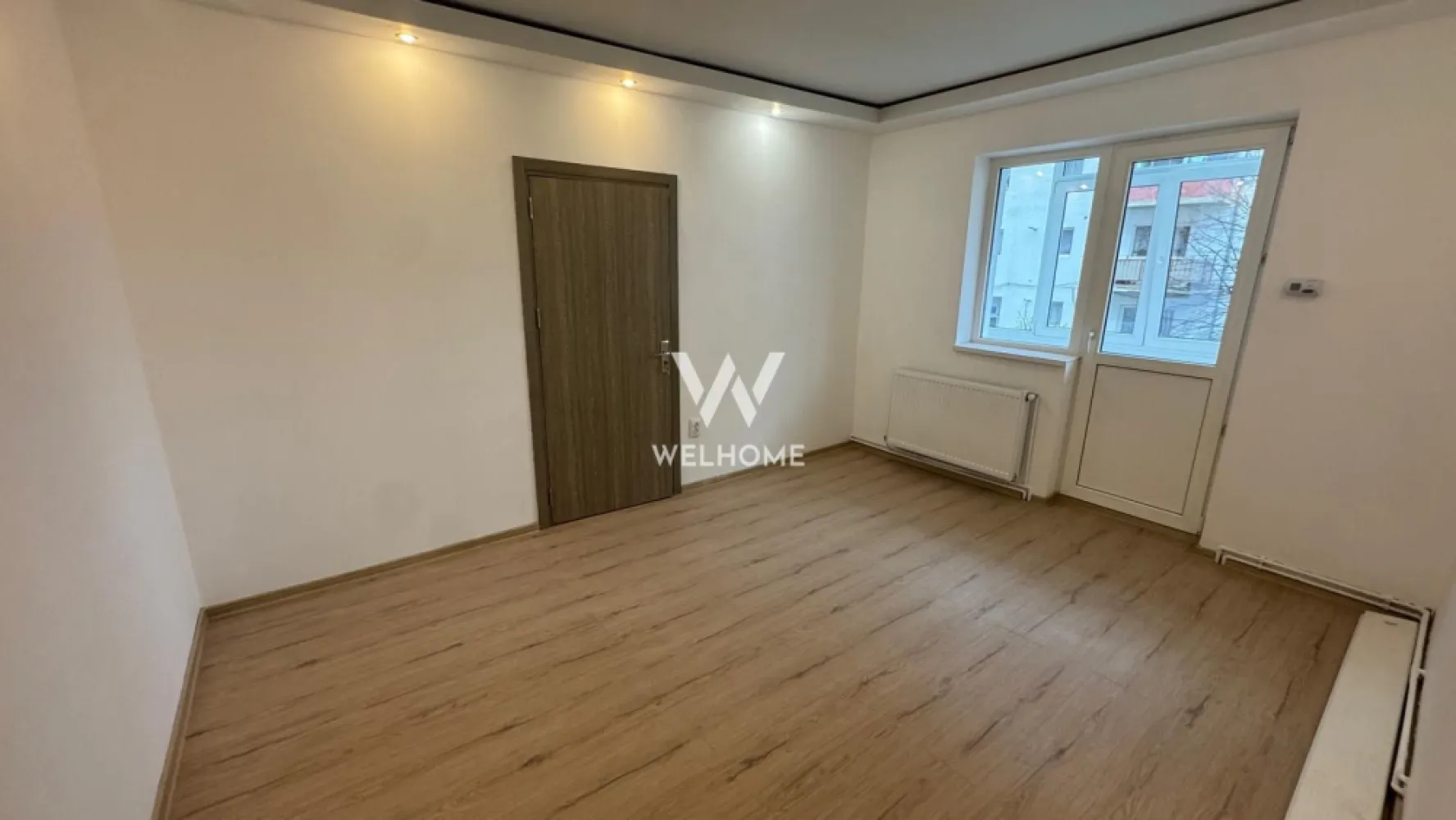 Apartament 3 camere, etaj 1, balcon închis – Aleea Șteaza - Vă propunem spre vânzare un apartament cu 3 camere, semidecomandat, situat la etajul 1, pe Aleea Șteaza, într-o zonă liniștită și bine conectată. Locuința are o suprafață utilă de 45 mp, la care se adaugă un balcon închis de 3 mp, fiind compartimentată eficient astfel: Living, 2 dormitoare, bucătărie separată, hol, baie cu geam (ventilație naturală) si balcon inchis. Apartamentul oferă un spațiu bine organizat, ideal pentru o familie sau pentru investiție. Balconul închis adaugă un plus de confort și poate fi utilizat ca spațiu de depozitare sau relaxare. Poziționarea la etajul 1 reprezintă un avantaj major, oferind acces facil și confort sporit. Preț: 87.000 euro Pentru mai multe informații sau programarea unei vizionări, vă stau la dispoziție }}