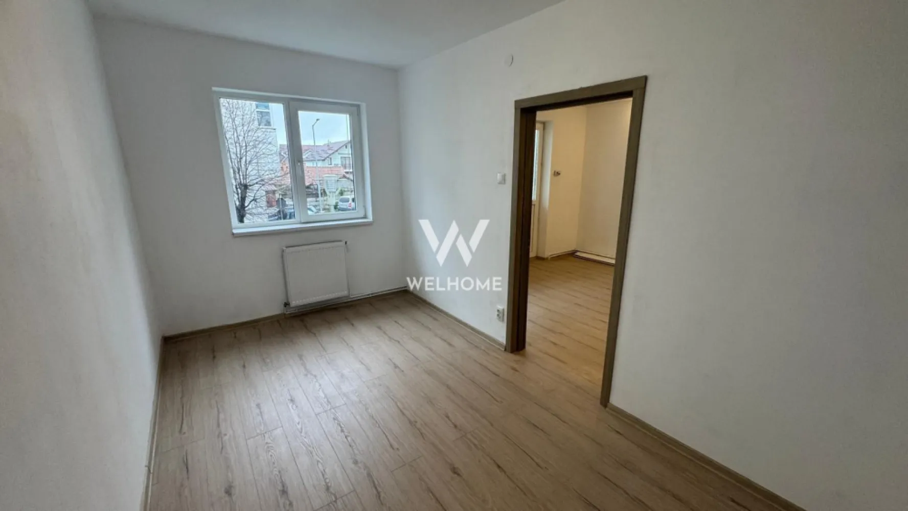 Apartament 3 camere, etaj 1, balcon închis – Aleea Șteaza - Vă propunem spre vânzare un apartament cu 3 camere, semidecomandat, situat la etajul 1, pe Aleea Șteaza, într-o zonă liniștită și bine conectată. Locuința are o suprafață utilă de 45 mp, la care se adaugă un balcon închis de 3 mp, fiind compartimentată eficient astfel: Living, 2 dormitoare, bucătărie separată, hol, baie cu geam (ventilație naturală) si balcon inchis. Apartamentul oferă un spațiu bine organizat, ideal pentru o familie sau pentru investiție. Balconul închis adaugă un plus de confort și poate fi utilizat ca spațiu de depozitare sau relaxare. Poziționarea la etajul 1 reprezintă un avantaj major, oferind acces facil și confort sporit. Preț: 87.000 euro Pentru mai multe informații sau programarea unei vizionări, vă stau la dispoziție }}