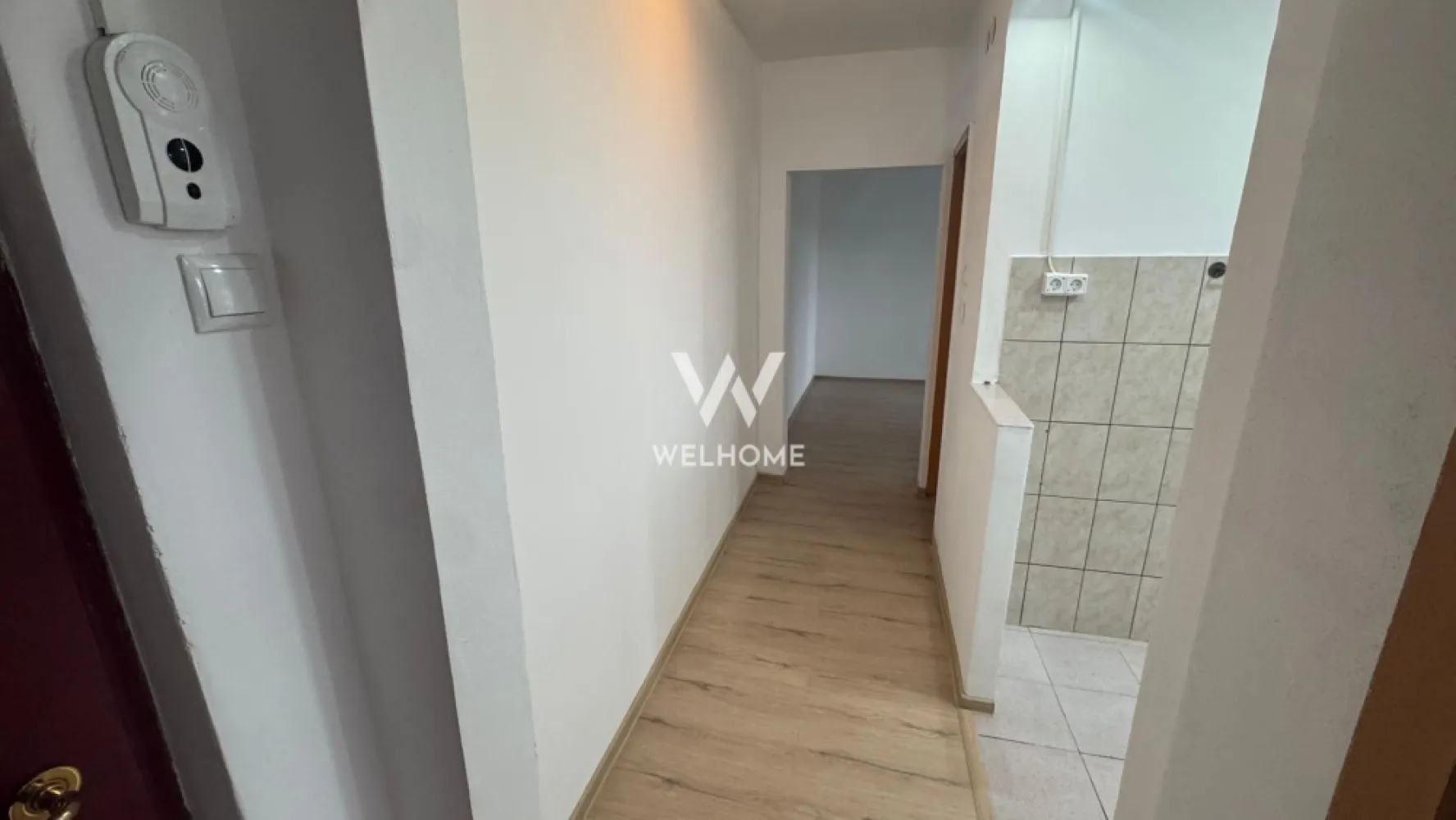 Apartament 3 camere, etaj 1, balcon închis – Aleea Șteaza - Vă propunem spre vânzare un apartament cu 3 camere, semidecomandat, situat la etajul 1, pe Aleea Șteaza, într-o zonă liniștită și bine conectată. Locuința are o suprafață utilă de 45 mp, la care se adaugă un balcon închis de 3 mp, fiind compartimentată eficient astfel: Living, 2 dormitoare, bucătărie separată, hol, baie cu geam (ventilație naturală) si balcon inchis. Apartamentul oferă un spațiu bine organizat, ideal pentru o familie sau pentru investiție. Balconul închis adaugă un plus de confort și poate fi utilizat ca spațiu de depozitare sau relaxare. Poziționarea la etajul 1 reprezintă un avantaj major, oferind acces facil și confort sporit. Preț: 87.000 euro Pentru mai multe informații sau programarea unei vizionări, vă stau la dispoziție }}