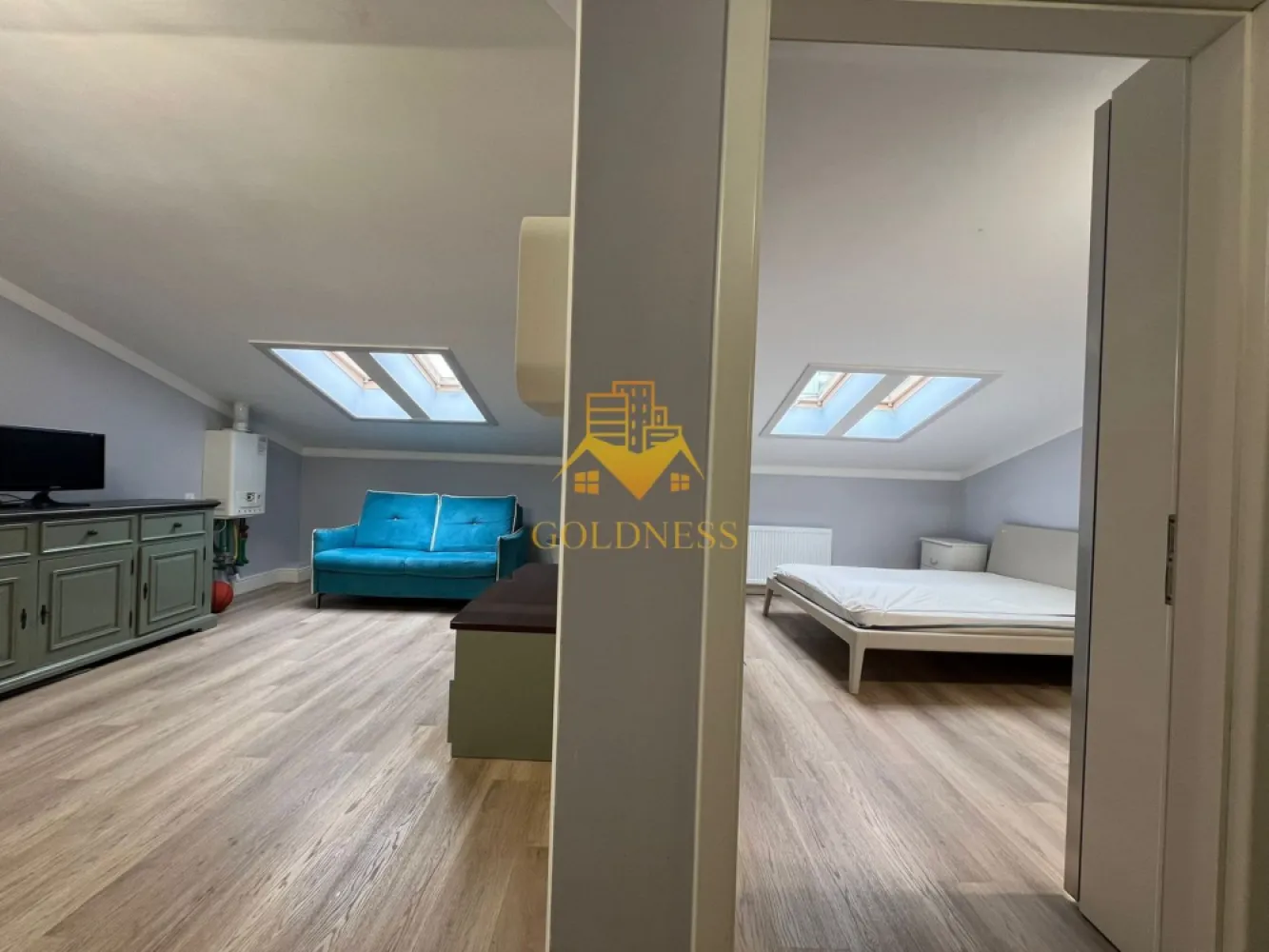 2 camere, modern, FSEGA, Iulius Mall, Panemar, Gheorgheni,Pet Friendly - GOLDNESS Imobiliare vă propune spre închiriere un apartament cu 2 camere open-space complet mobilat și utilat, la etajul 4 într-un imobil de 4 etaje, în cartierul Gheorgheni, la 5 minute de FSEGA, Strada Vaida Voevod, langa Panemar. Se percep 2 luni de garantie care se pot plati esalonat in 2-3 luni! Apartamentul este compartimentat astfel: - dormitor cu pat matrimonial, dressing, noptiere - living cu bucatarie open-space complet utilată, canapea extensibilă, loc de servit masa - baie cu cabina de dus, calorifer port prosop inox și dulap pentru depozitare. Imobilul este dotat cu toate cele necesare- centrală proprie, mașină de spălat haine cu uscator, frigider, plită electrică, hotă, etc. Se află în apropierea stațiilor de transport în comun, magazine, restaurante, spații verzi, farmacii, etc. Posibilitate de parcare in zona! Dacă sunteți interesați de acest apartament și doriți să îl vizionați, dar și pentru alte oferte sau detalii nu ezitați să ne contactați telefonic sau prin e-mail - goldnessimobiliare@gmail.com. Vă stăm la dispoziție! Pentru intermediere se percepe un comision de 50% din valoarea chiriei! }}