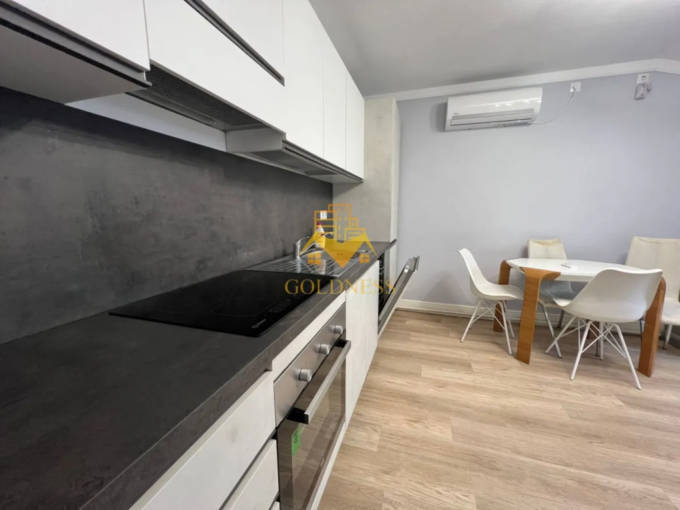 2 camere, modern, FSEGA, Iulius Mall, Panemar, Gheorgheni,Pet Friendly - GOLDNESS Imobiliare vă propune spre închiriere un apartament cu 2 camere open-space complet mobilat și utilat, la etajul 4 într-un imobil de 4 etaje, în cartierul Gheorgheni, la 5 minute de FSEGA, Strada Vaida Voevod, langa Panemar. Se percep 2 luni de garantie care se pot plati esalonat in 2-3 luni! Apartamentul este compartimentat astfel: - dormitor cu pat matrimonial, dressing, noptiere - living cu bucatarie open-space complet utilată, canapea extensibilă, loc de servit masa - baie cu cabina de dus, calorifer port prosop inox și dulap pentru depozitare. Imobilul este dotat cu toate cele necesare- centrală proprie, mașină de spălat haine cu uscator, frigider, plită electrică, hotă, etc. Se află în apropierea stațiilor de transport în comun, magazine, restaurante, spații verzi, farmacii, etc. Posibilitate de parcare in zona! Dacă sunteți interesați de acest apartament și doriți să îl vizionați, dar și pentru alte oferte sau detalii nu ezitați să ne contactați telefonic sau prin e-mail - goldnessimobiliare@gmail.com. Vă stăm la dispoziție! Pentru intermediere se percepe un comision de 50% din valoarea chiriei! }}