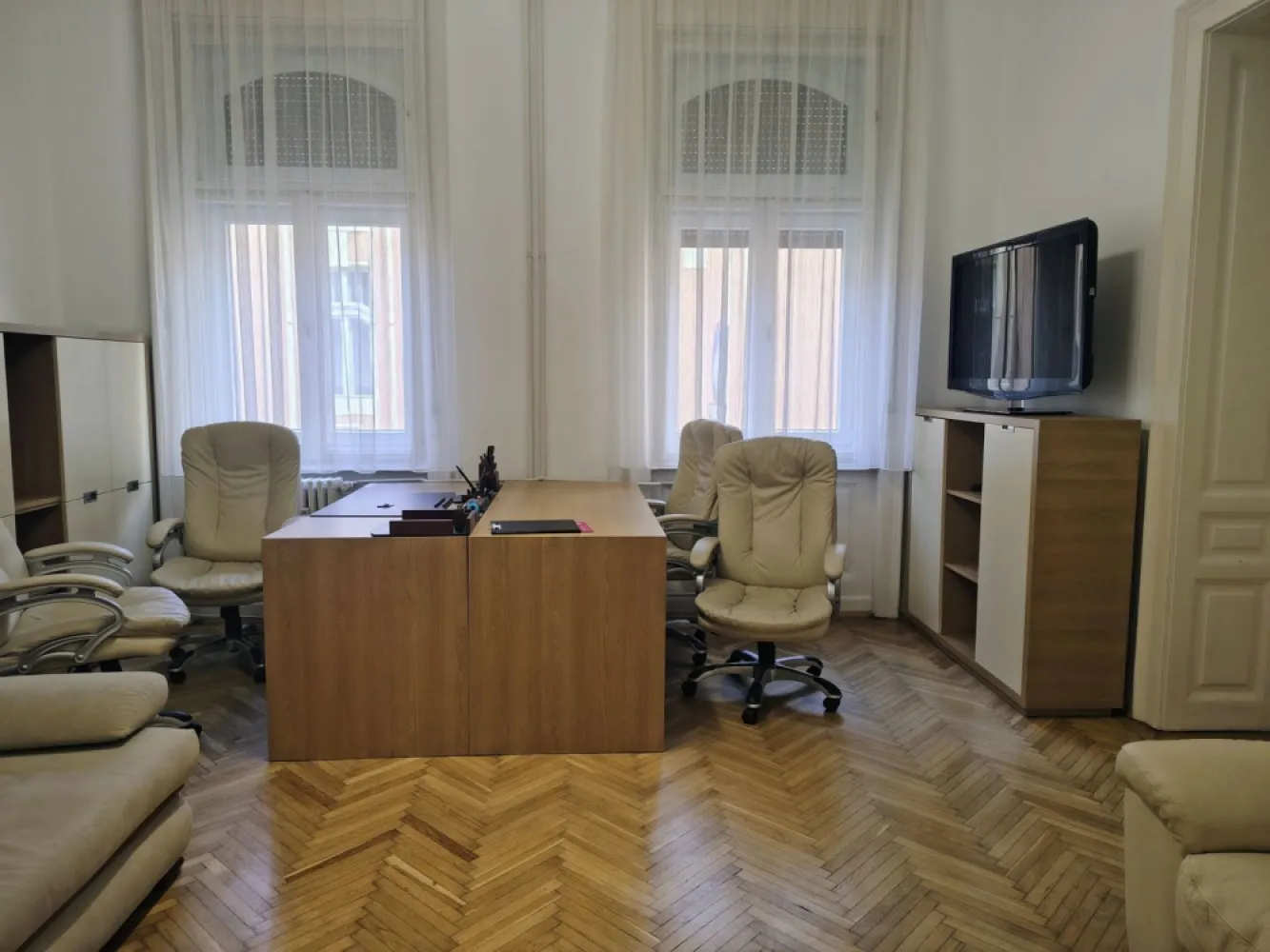 Apartament 2 camere Parcul Traian, 130 000 E. Comision 0 - Apartament 2 camere – zonă ultra central, Parcul Traian Oradea, semidecomandat, parter inalt. 130 000 E. Comision 0 Se oferă spre vânzare apartament cu 2 camere, semidecomandat, situat în zonă ultra centrală, potrivit atât pentru locuit, cât și pentru investiție. Se vinde complet mobilat si utilat. Suprafață utilă: 64 mp Suprafață construită: 87 mp Boxă exterioara : 4 mp renovata Înălțime camere: 3,6 m Apartamentul este complet renovat, interior și exterior in anul 2025, mobilat și echipat cu electrocasnice. Dispune de bucătărie utilată, parchet din lemn masiv, uși interioare din lemn masiv, ușă metalică la intrare, geamuri termopan la exterior și ferestre din lemn la interior. Cladirea a fost renovata interior si exterior. Încălzirea este asigurată prin punct termic propriu al condominiului, cu distribuție prin calorifere. Imobilul este situat aproape de mijloace de transport în comun și punctele de interes din zona centrală. Contact: 0751 777 844 Madian Bosca }}