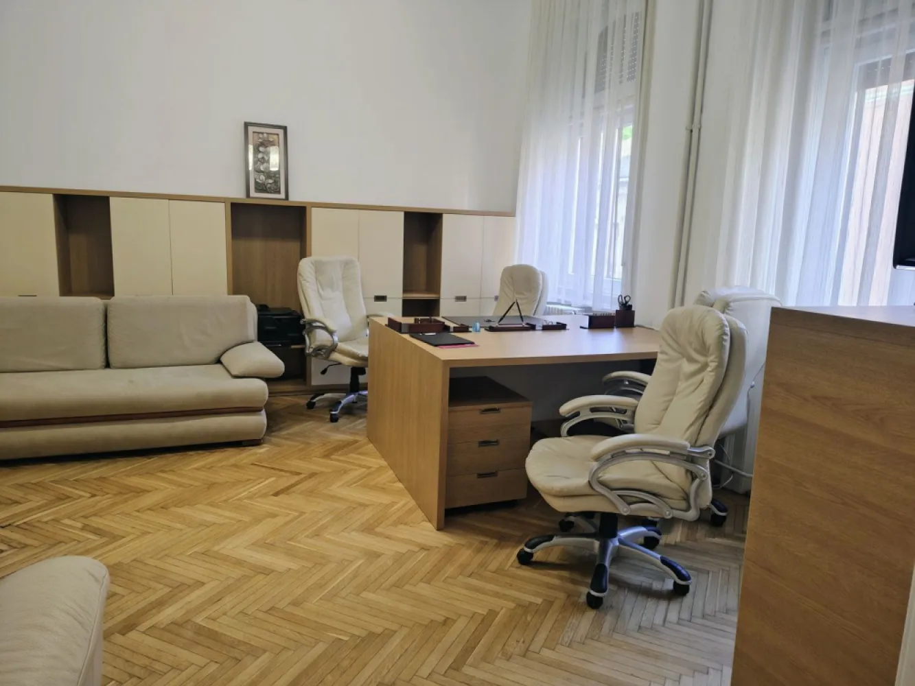 Apartament 2 camere Parcul Traian, 130 000 E. Comision 0 - Apartament 2 camere – zonă ultra central, Parcul Traian Oradea, semidecomandat, parter inalt. 130 000 E. Comision 0 Se oferă spre vânzare apartament cu 2 camere, semidecomandat, situat în zonă ultra centrală, potrivit atât pentru locuit, cât și pentru investiție. Se vinde complet mobilat si utilat. Suprafață utilă: 64 mp Suprafață construită: 87 mp Boxă exterioara : 4 mp renovata Înălțime camere: 3,6 m Apartamentul este complet renovat, interior și exterior in anul 2025, mobilat și echipat cu electrocasnice. Dispune de bucătărie utilată, parchet din lemn masiv, uși interioare din lemn masiv, ușă metalică la intrare, geamuri termopan la exterior și ferestre din lemn la interior. Cladirea a fost renovata interior si exterior. Încălzirea este asigurată prin punct termic propriu al condominiului, cu distribuție prin calorifere. Imobilul este situat aproape de mijloace de transport în comun și punctele de interes din zona centrală. Contact: 0751 777 844 Madian Bosca }}