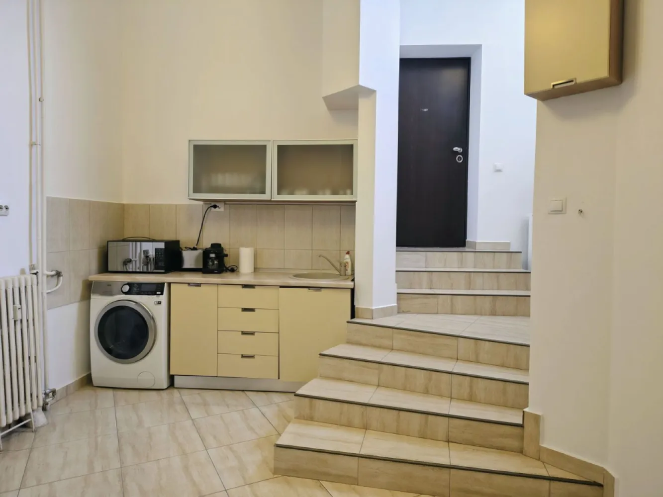 Apartament 2 camere Parcul Traian, 130 000 E. Comision 0 - Apartament 2 camere – zonă ultra central, Parcul Traian Oradea, semidecomandat, parter inalt. 130 000 E. Comision 0 Se oferă spre vânzare apartament cu 2 camere, semidecomandat, situat în zonă ultra centrală, potrivit atât pentru locuit, cât și pentru investiție. Se vinde complet mobilat si utilat. Suprafață utilă: 64 mp Suprafață construită: 87 mp Boxă exterioara : 4 mp renovata Înălțime camere: 3,6 m Apartamentul este complet renovat, interior și exterior in anul 2025, mobilat și echipat cu electrocasnice. Dispune de bucătărie utilată, parchet din lemn masiv, uși interioare din lemn masiv, ușă metalică la intrare, geamuri termopan la exterior și ferestre din lemn la interior. Cladirea a fost renovata interior si exterior. Încălzirea este asigurată prin punct termic propriu al condominiului, cu distribuție prin calorifere. Imobilul este situat aproape de mijloace de transport în comun și punctele de interes din zona centrală. Contact: 0751 777 844 Madian Bosca }}