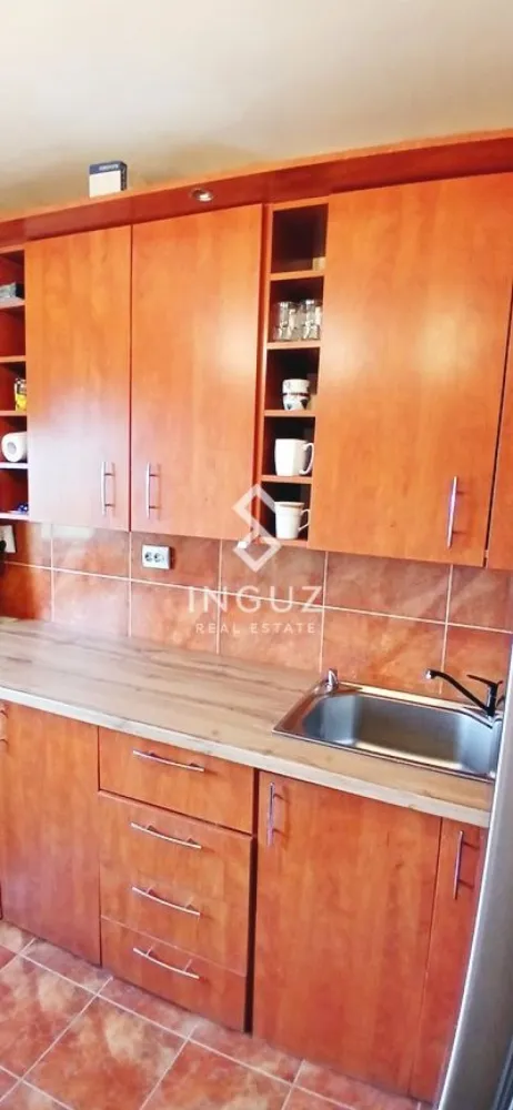 Apartament 3 camere de închiriat – Piața Victoriei - Apartament 3 camere de închiriat – Piața Victoriei Preț: 675 EUR / lună Locație: București, Sector 1 – zona Piața Victoriei Specificații: Suprafață utilă: 70 mp Compartimentare: Semidecomandat Număr camere: 3 Băi: 2 Etaj: 3 Stare: Mobilat și utilat complet Descriere: Inguz Real Estate vă propune spre închiriere un apartament de 3 camere, situat într-una dintre cele mai căutate zone din București – Piața Victoriei. Apartamentul este complet mobilat și utilat, oferind un nivel ridicat de confort: dispune de 3 aparate de aer condiționat, TV de mari dimensiuni în living, Smart TV în dormitorul mic, birou, mașină de spălat cu uscător, aragaz nou și mobilier modern (colțar nou în sufragerie). Locuința este liniștită, cu vedere pe spate, și beneficiază de apă caldă non-stop (boiler electric 30L). Clădirea este reabilitată, dotată cu lift nou și sistem de supraveghere video. Localizarea este excelentă, cu acces rapid către mijloace de transport în comun: – Metrou Piața Victoriei (M1, M2) – ~15 minute – Metrou Gara de Nord – ~13 minute – Multiple linii STB la 4–10 minute distanță În apropiere: restaurante, cafenele, instituții, muzee și zone de interes central. }}