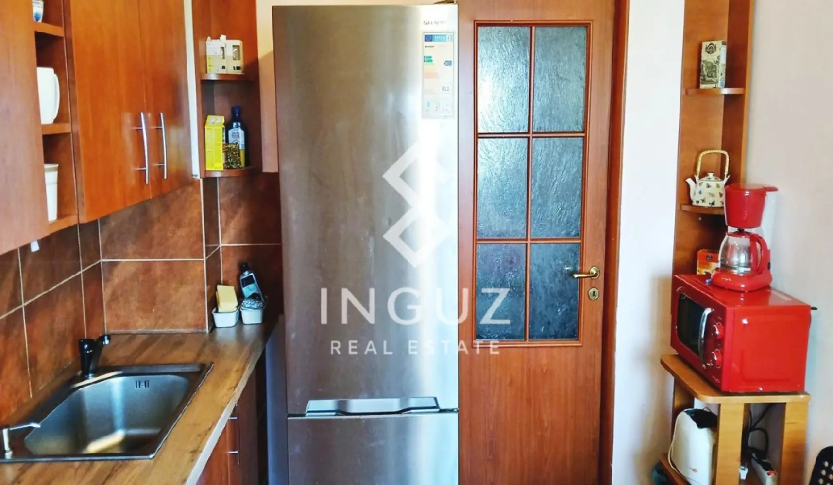 Apartament 3 camere de închiriat – Piața Victoriei - Apartament 3 camere de închiriat – Piața Victoriei Preț: 675 EUR / lună Locație: București, Sector 1 – zona Piața Victoriei Specificații: Suprafață utilă: 70 mp Compartimentare: Semidecomandat Număr camere: 3 Băi: 2 Etaj: 3 Stare: Mobilat și utilat complet Descriere: Inguz Real Estate vă propune spre închiriere un apartament de 3 camere, situat într-una dintre cele mai căutate zone din București – Piața Victoriei. Apartamentul este complet mobilat și utilat, oferind un nivel ridicat de confort: dispune de 3 aparate de aer condiționat, TV de mari dimensiuni în living, Smart TV în dormitorul mic, birou, mașină de spălat cu uscător, aragaz nou și mobilier modern (colțar nou în sufragerie). Locuința este liniștită, cu vedere pe spate, și beneficiază de apă caldă non-stop (boiler electric 30L). Clădirea este reabilitată, dotată cu lift nou și sistem de supraveghere video. Localizarea este excelentă, cu acces rapid către mijloace de transport în comun: – Metrou Piața Victoriei (M1, M2) – ~15 minute – Metrou Gara de Nord – ~13 minute – Multiple linii STB la 4–10 minute distanță În apropiere: restaurante, cafenele, instituții, muzee și zone de interes central. }}