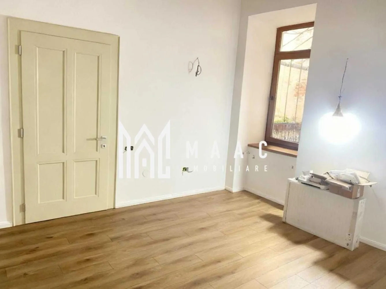 Apartament 3 camere | 80 MPU | Renovat | Ultracentral - MAAC Imobiliare vă propune spre vânzare un apartament complet renovat, cu 3 camere, semidecomandat, în centrul istoric. Proprietatea dispune de o suprafață utilă de 80 mp, oferind un ambient elegant, luminos și perfect pentru rezidență sau investiție. Apartamentul a fost renovat complet în 2025, cu finisaje moderne și instalații noi, pregătit pentru a fi locuit imediat. Compartimentare: Living Două dormitoare Bucătărie Baie Hol generos cu spațiu pentru depozitare Avantaje: Poziționare excelentă, pe una dintre cele mai emblematice artere ale orașului Ideal pentru locuință personală sau investiție în regim hotelier Acces imediat la restaurante, cafenele, muzee Pentru mai multe detalii sau pentru a programa o vizionare, vă rugăm să ne contactați. Specificați ID-ul CP2798422. }}