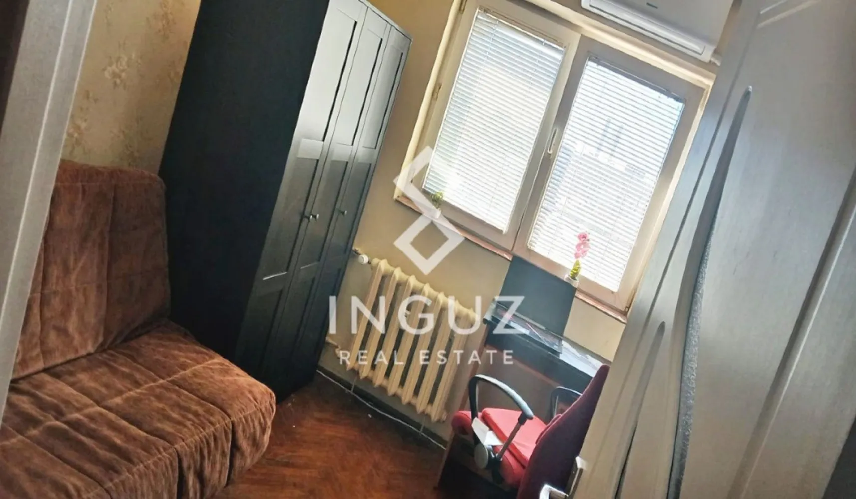 Apartament 3 camere de închiriat – Piața Victoriei - Apartament 3 camere de închiriat – Piața Victoriei Preț: 675 EUR / lună Locație: București, Sector 1 – zona Piața Victoriei Specificații: Suprafață utilă: 70 mp Compartimentare: Semidecomandat Număr camere: 3 Băi: 2 Etaj: 3 Stare: Mobilat și utilat complet Descriere: Inguz Real Estate vă propune spre închiriere un apartament de 3 camere, situat într-una dintre cele mai căutate zone din București – Piața Victoriei. Apartamentul este complet mobilat și utilat, oferind un nivel ridicat de confort: dispune de 3 aparate de aer condiționat, TV de mari dimensiuni în living, Smart TV în dormitorul mic, birou, mașină de spălat cu uscător, aragaz nou și mobilier modern (colțar nou în sufragerie). Locuința este liniștită, cu vedere pe spate, și beneficiază de apă caldă non-stop (boiler electric 30L). Clădirea este reabilitată, dotată cu lift nou și sistem de supraveghere video. Localizarea este excelentă, cu acces rapid către mijloace de transport în comun: – Metrou Piața Victoriei (M1, M2) – ~15 minute – Metrou Gara de Nord – ~13 minute – Multiple linii STB la 4–10 minute distanță În apropiere: restaurante, cafenele, instituții, muzee și zone de interes central. }}